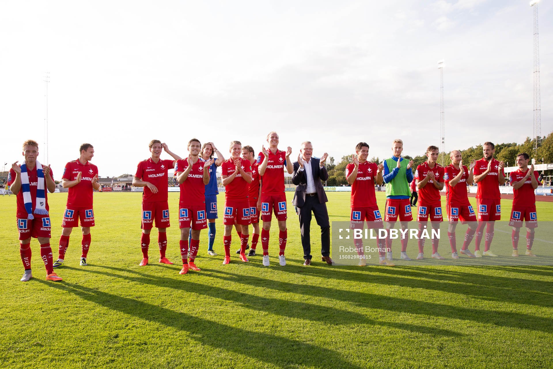 Norrköpings spelare jublar och tackar publiken efter fotbollsmatchen i Allsvenskan mellan Falkenberg och Norrköping den 29 Augusti 2015 i Falkenberg.