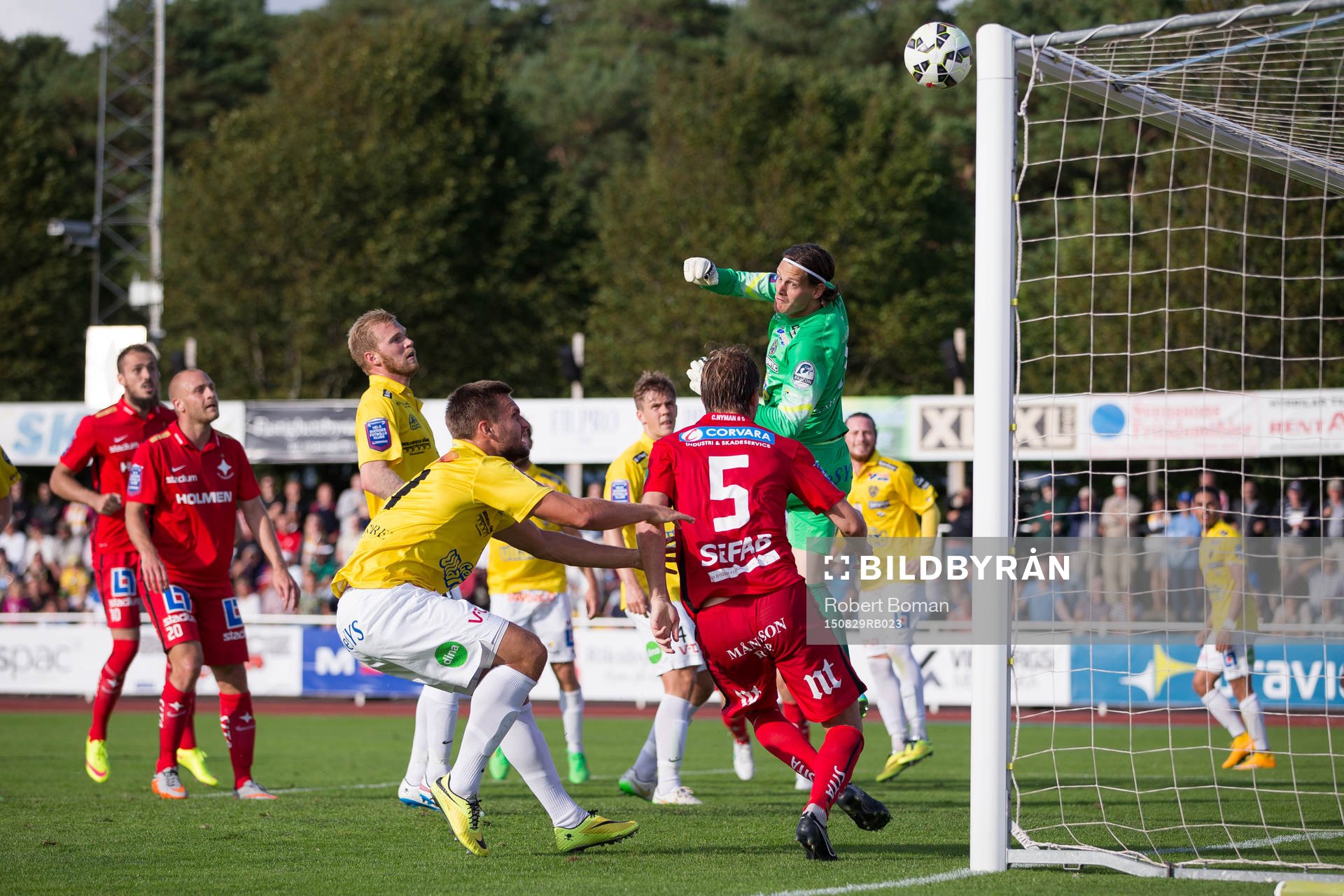 Norrköpings Christoffer Nyman (med ryggen i bild) missar