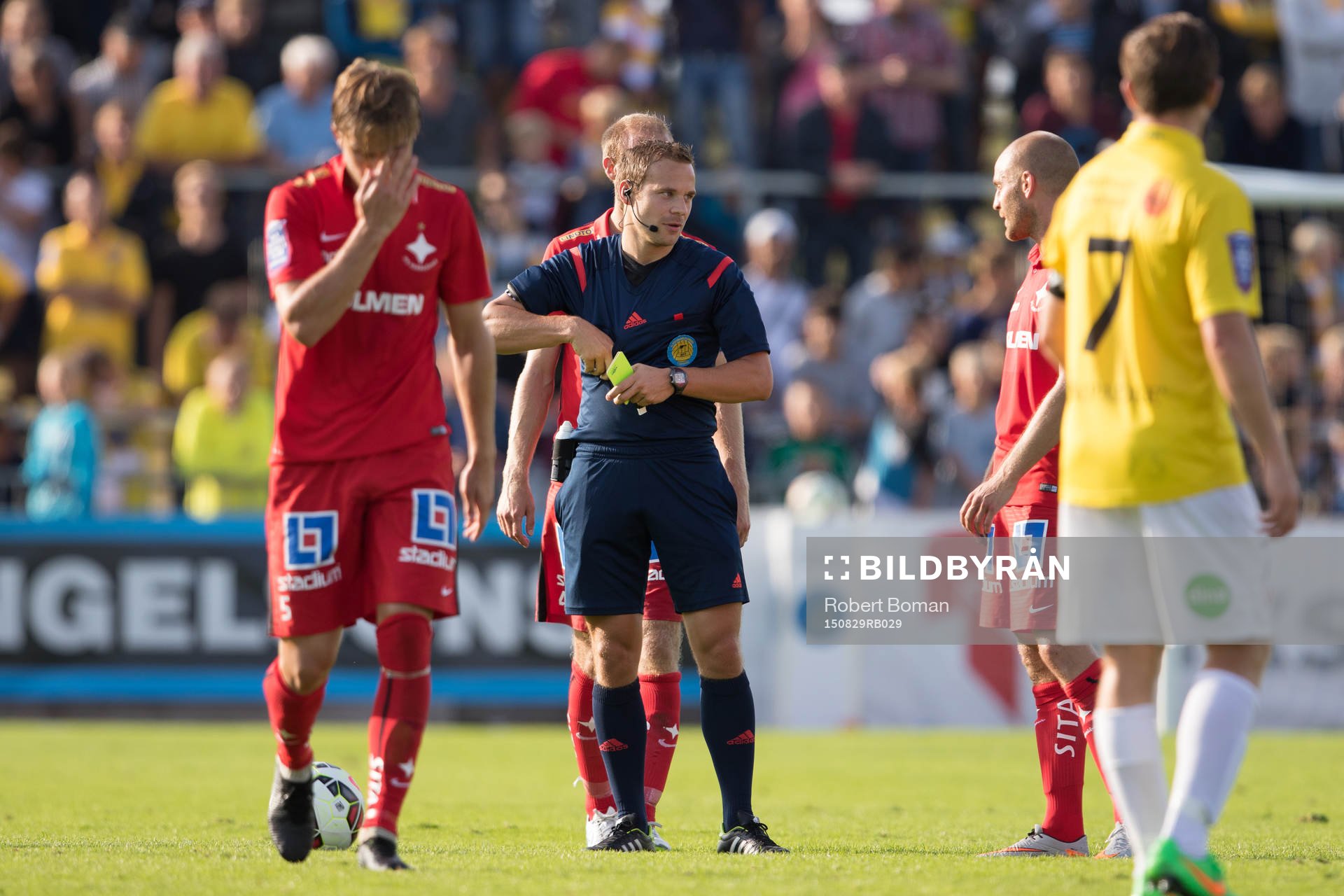 Domare Kristoffer Karlsson ger Falkenbergs David Svensson