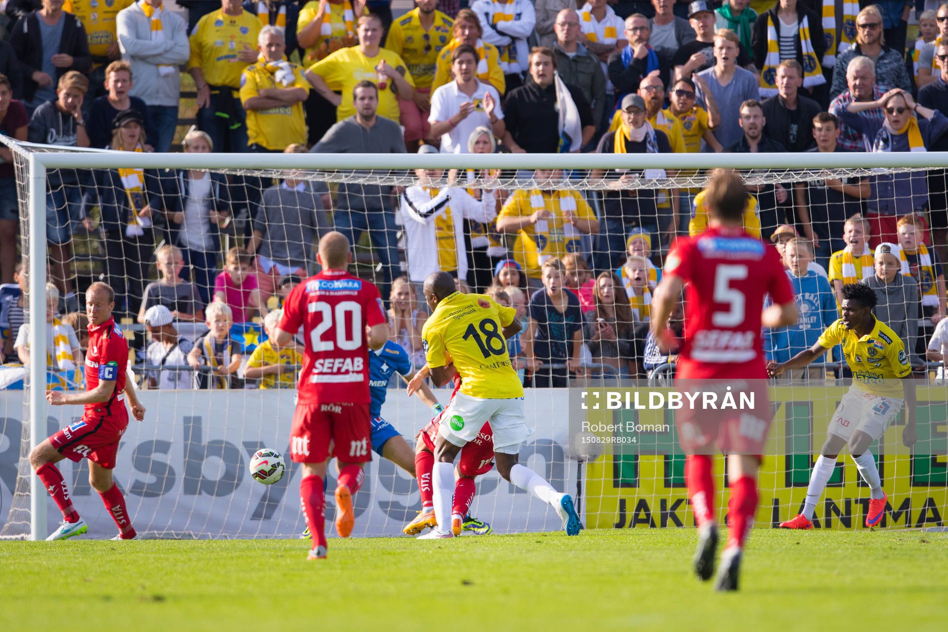 Falkenbergs Hakeem Araba (i gult med ryggen i bild) spelar