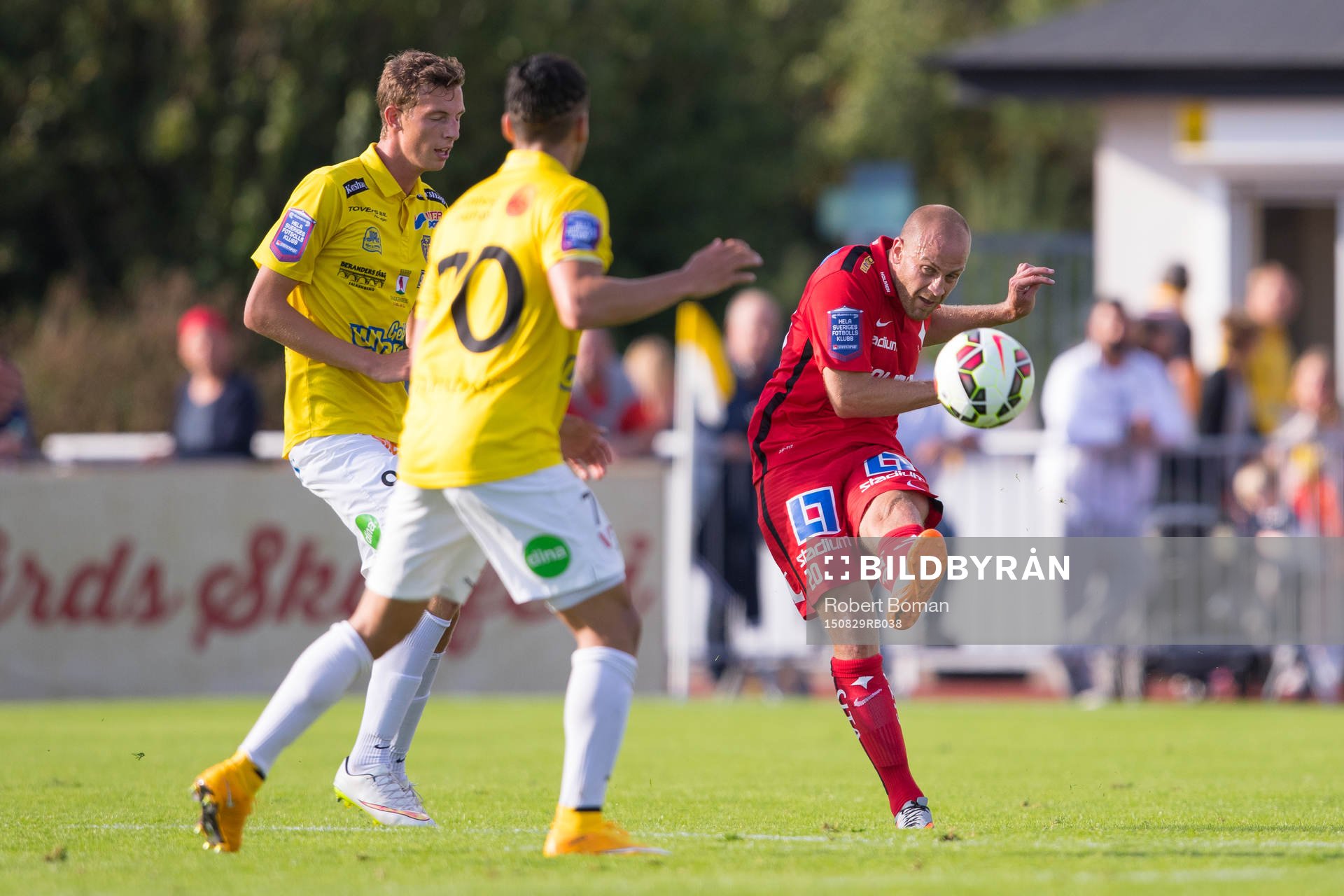 Falkenbergs Gustaf Nilsson och Falkenbergs Aleksander Jakobsen (med ryggen i bild) och Norrköpings Daniel Sjölund under fotbollsmatchen i Allsvenskan mellan Falkenberg och Norrköping den 29 Augusti 2015 i Falkenberg.