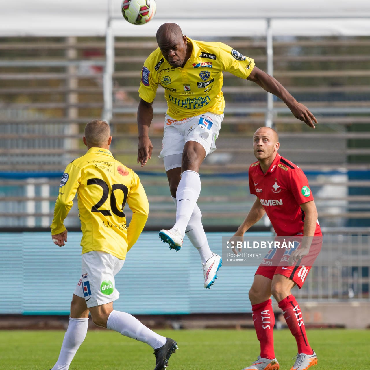 Falkenbergs Hakeem Araba nickar bollen
