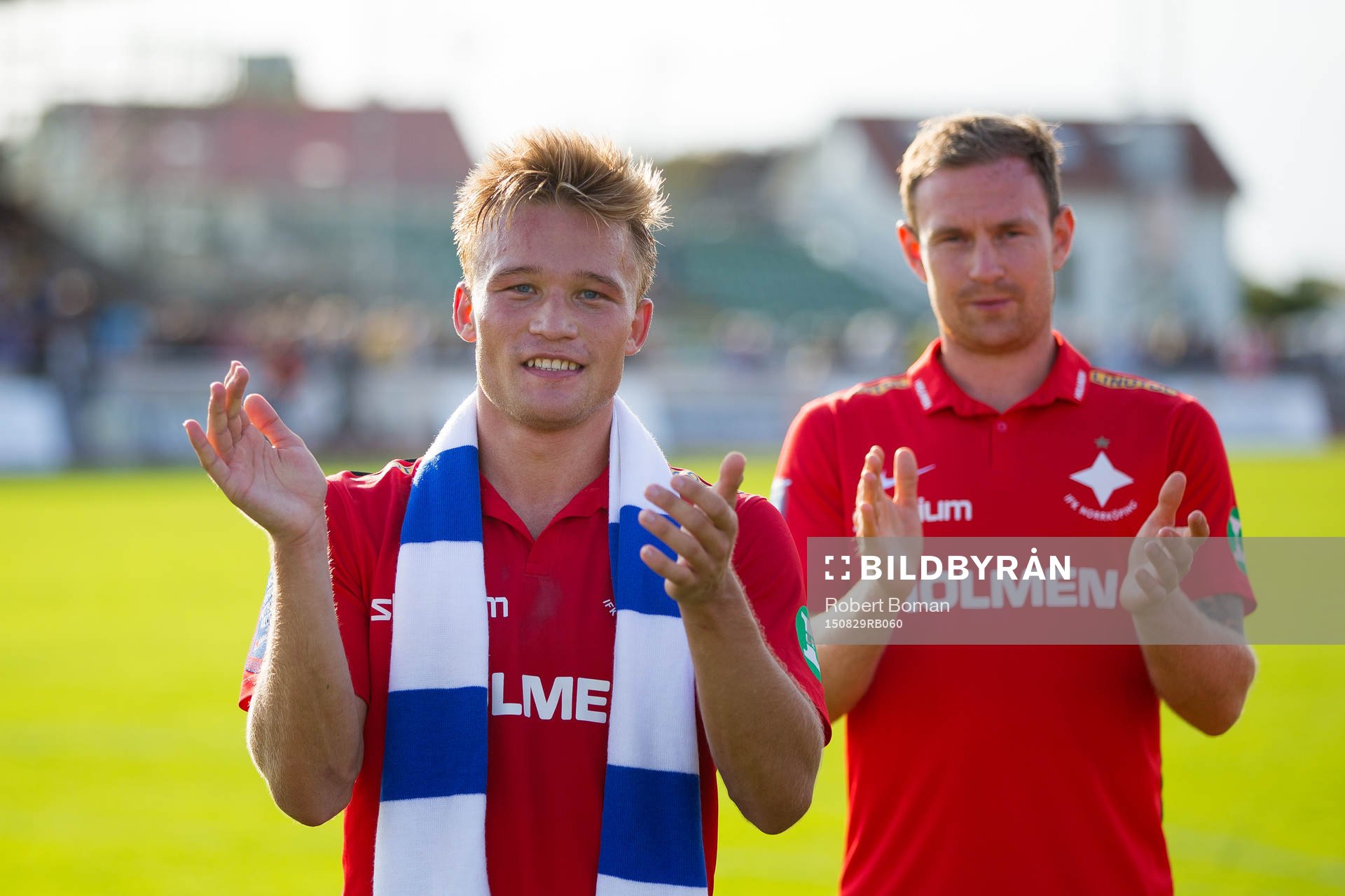 Norrköpings Nicklas Bärkroth (till vänster i bild) jublar