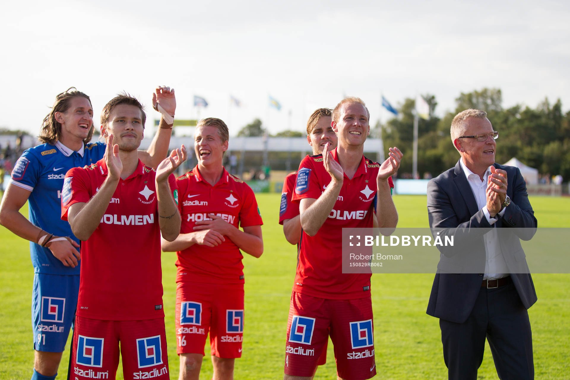 Norrköpings spelare och tränare Jan Andersson jublar