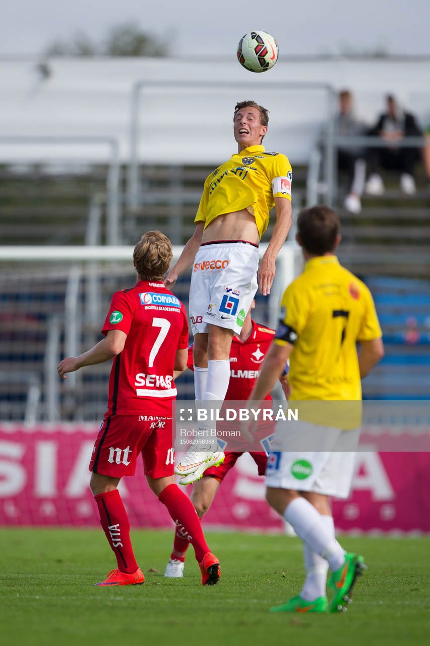 Falkenbergs Gustaf Nilsson nickar bollen