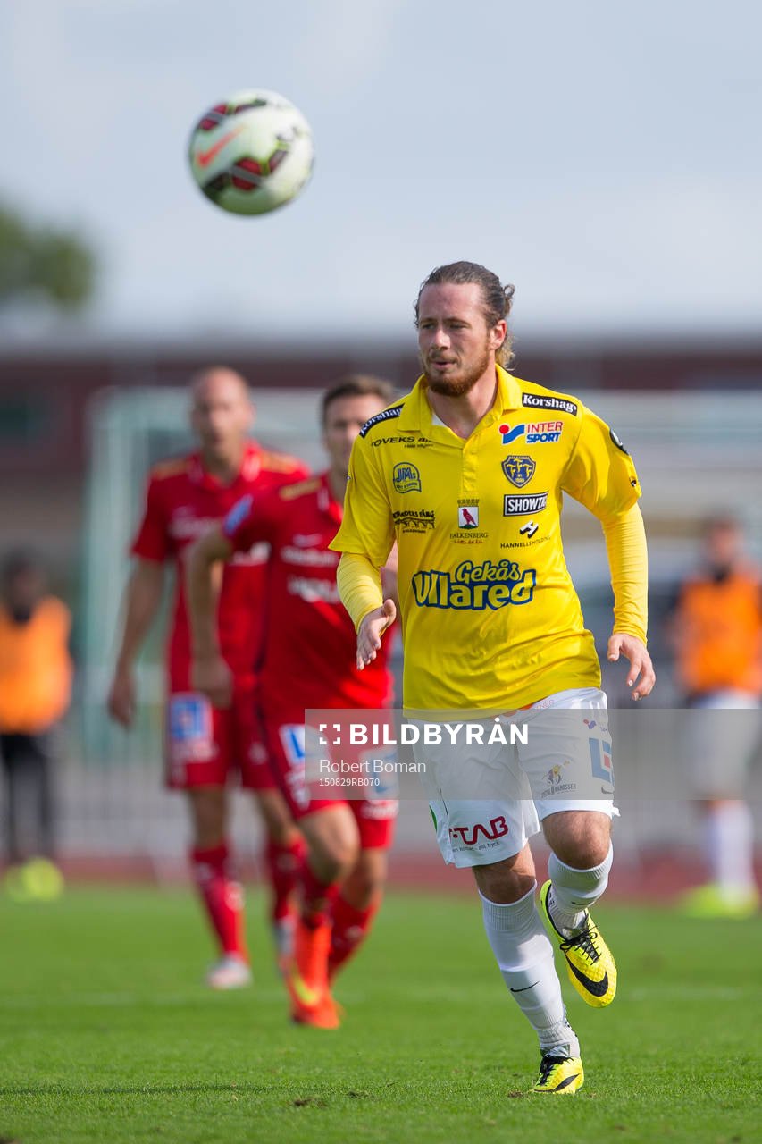 Falkenbergs Rasmus Andersson med bollen