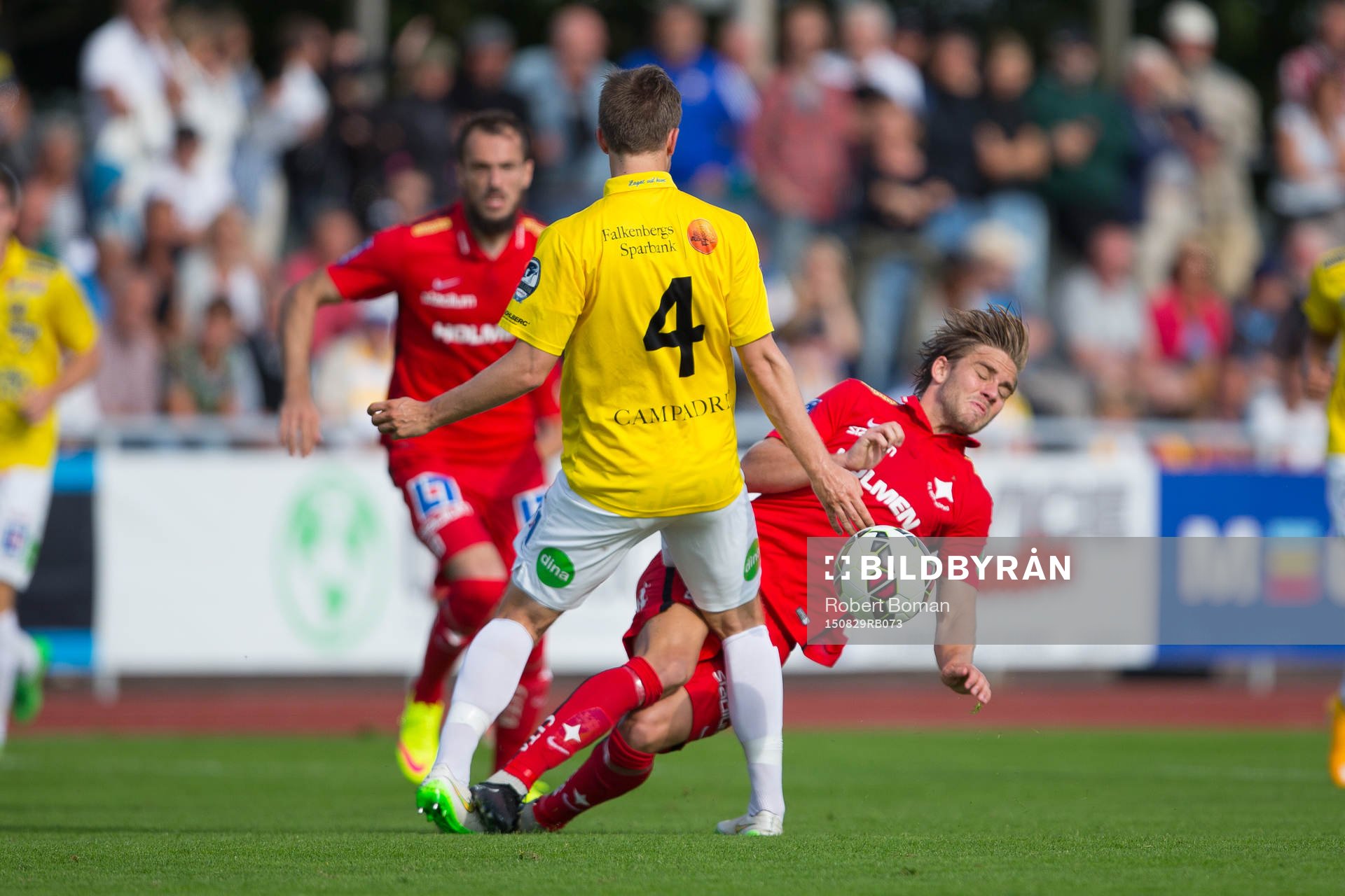 Falkenbergs Daniel Johansson (med ryggen i bild) i kamp med Norrköpings Christoffer Nyman under fotbollsmatchen i Allsvenskan mellan Falkenberg och Norrköping den 29 Augusti 2015 i Falkenberg.