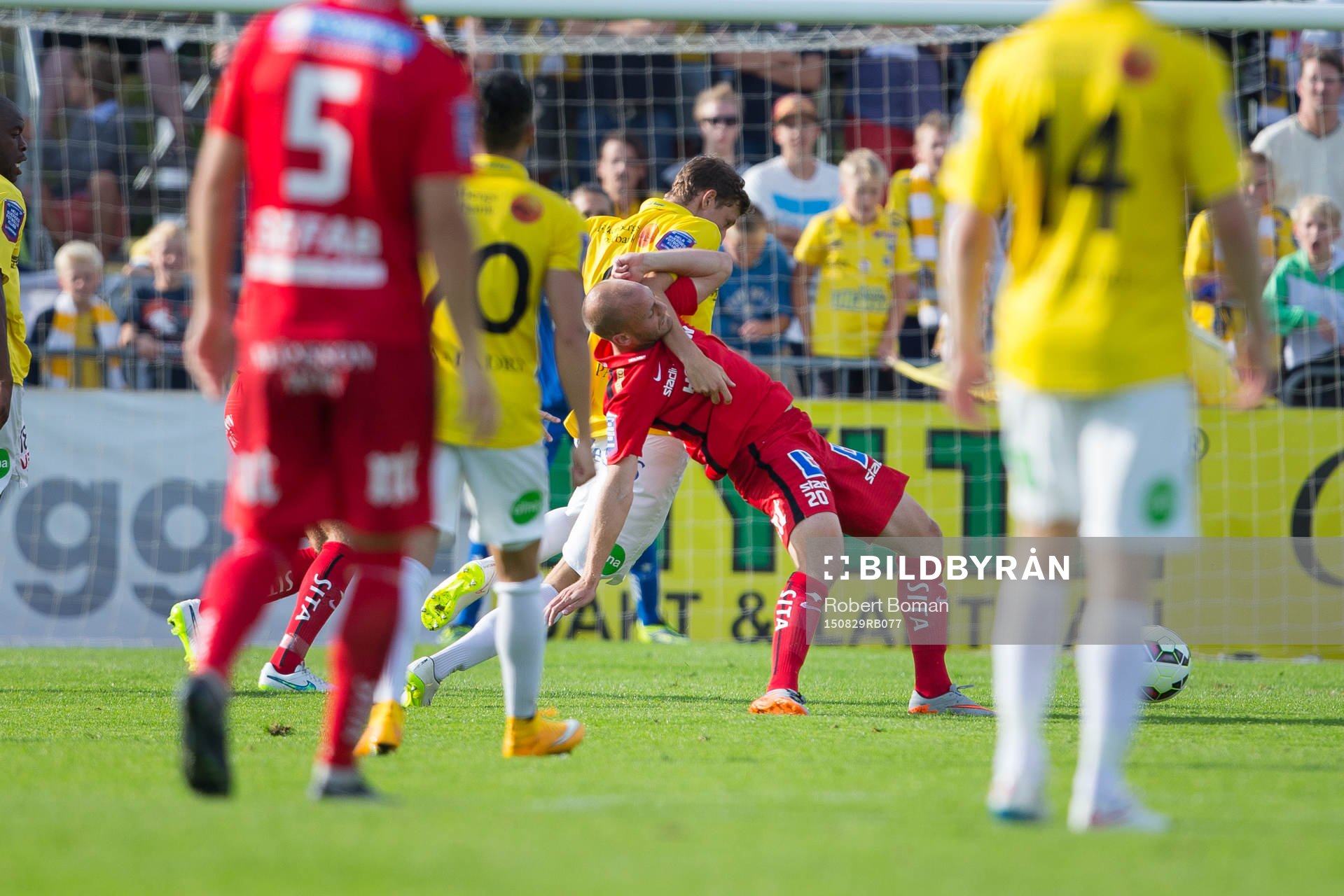 Falkenbergs Adam Eriksson i hård kamp med Norrköpings