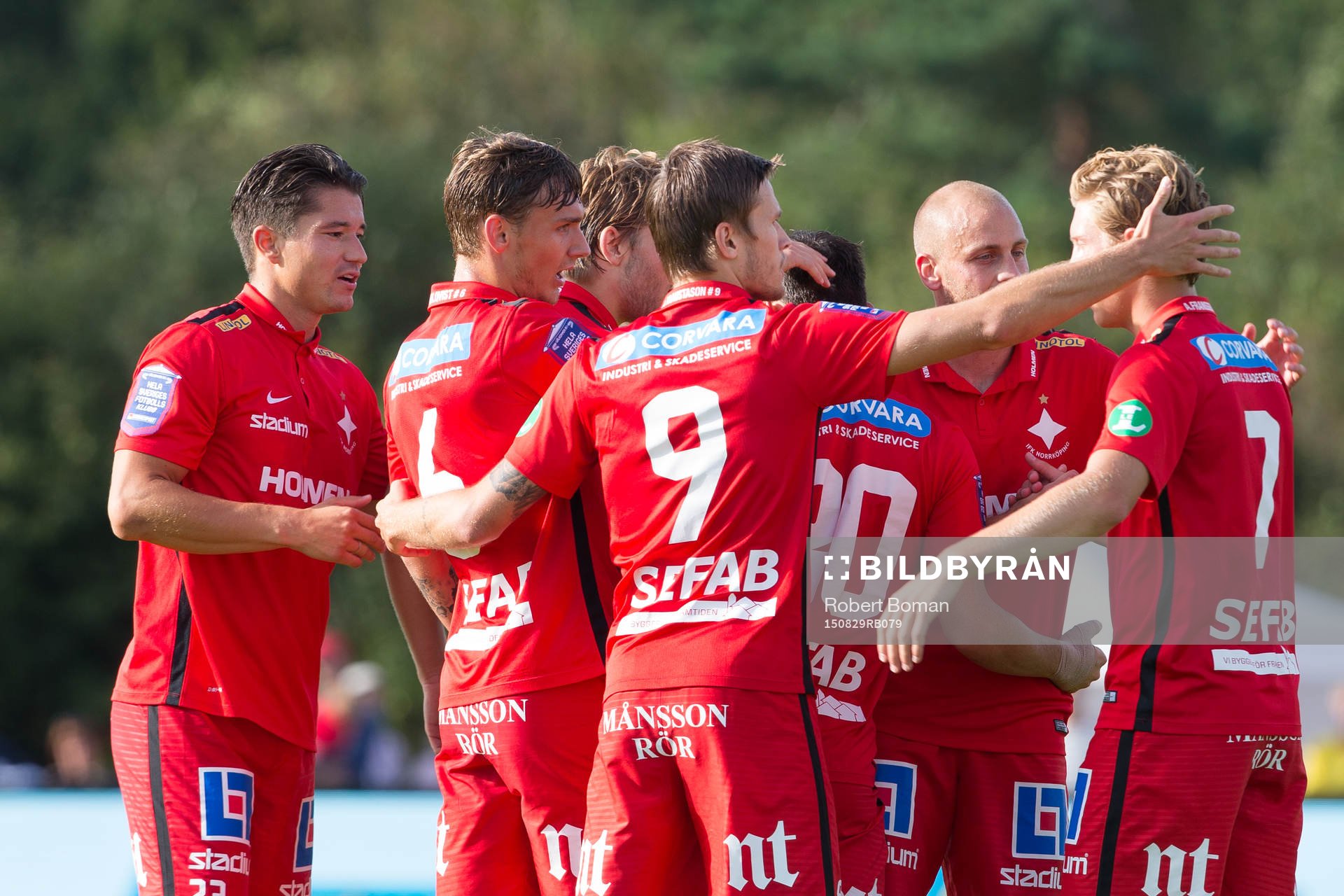 Norrköpings spelare jublar efter 0-1 målet under fotbollsmatchen i Allsvenskan mellan Falkenberg och Norrköping den 29 Augusti 2015 i Falkenberg.