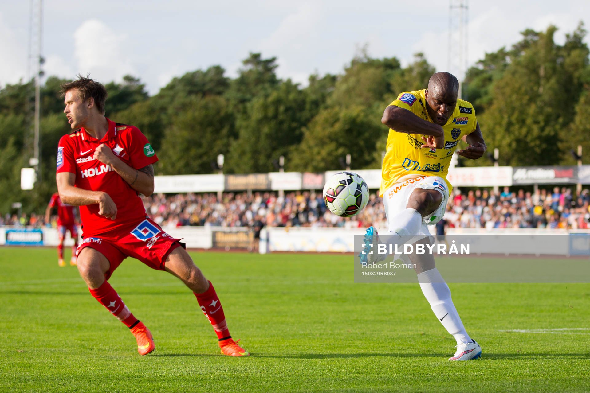 Falkenbergs Hakeem Araba rensar undan bollen