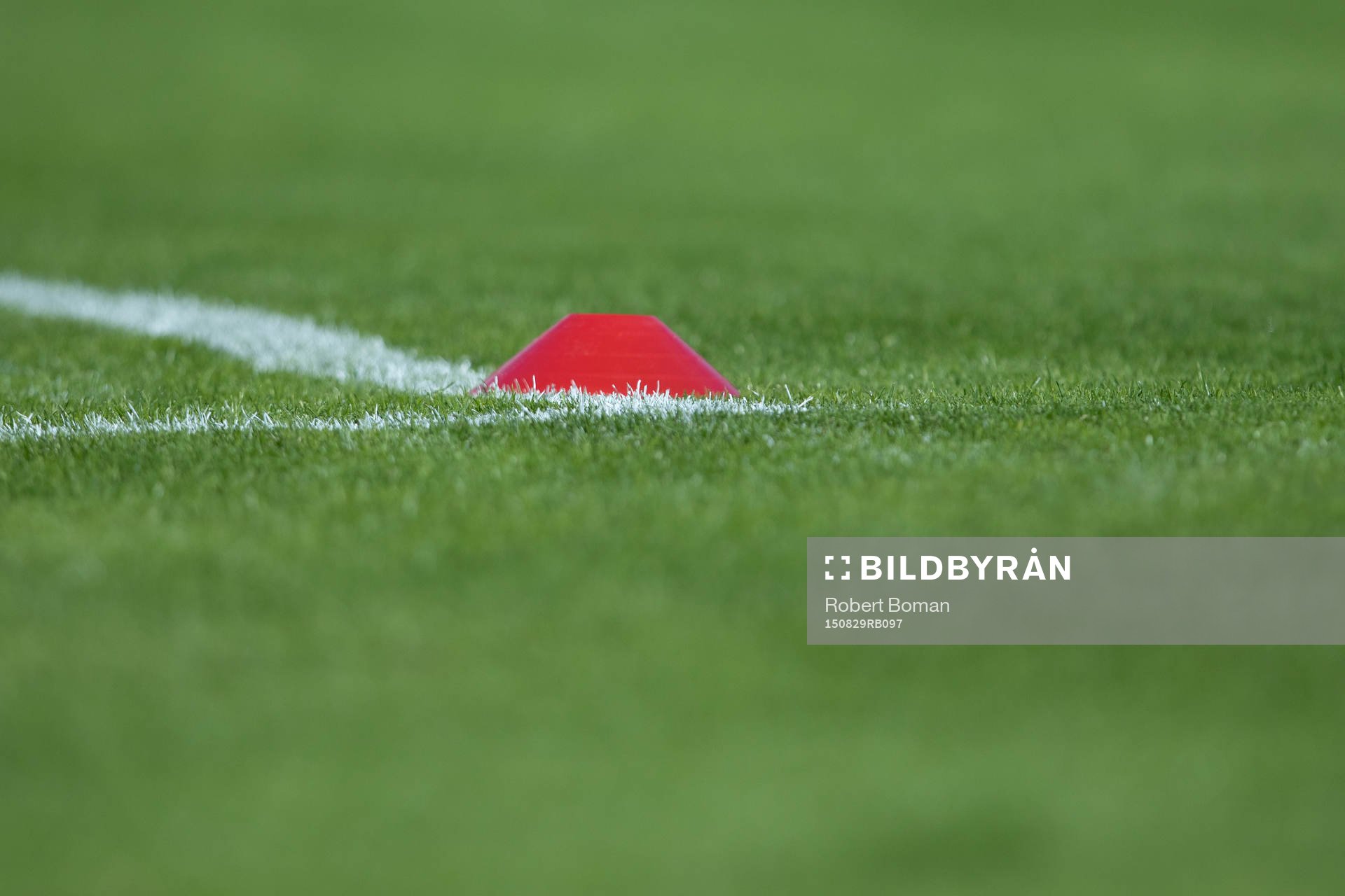 En röd kona före fotbollsmatchen i Allsvenskan mellan