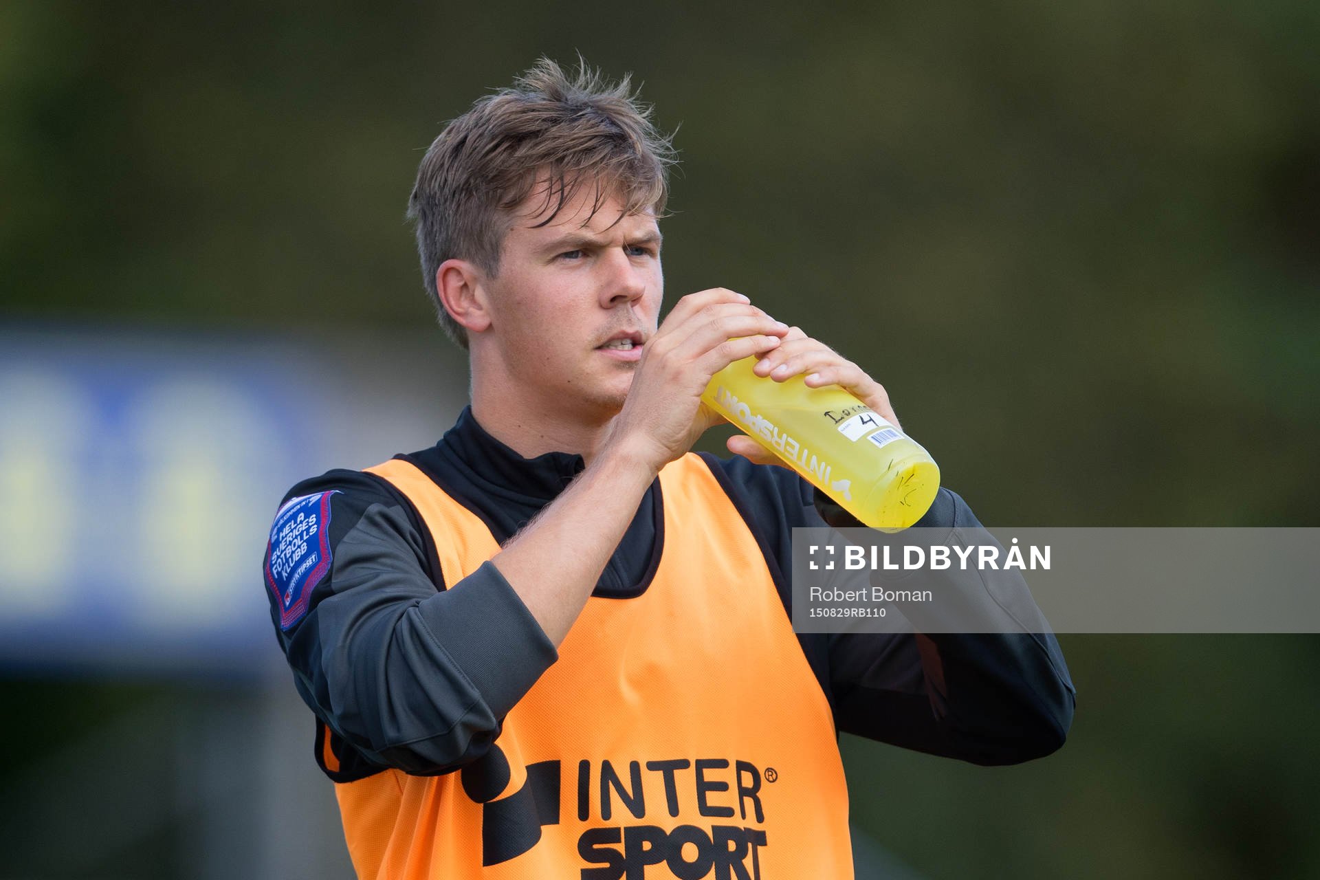 Falkenbergs Daniel Johansson dricker vatten före