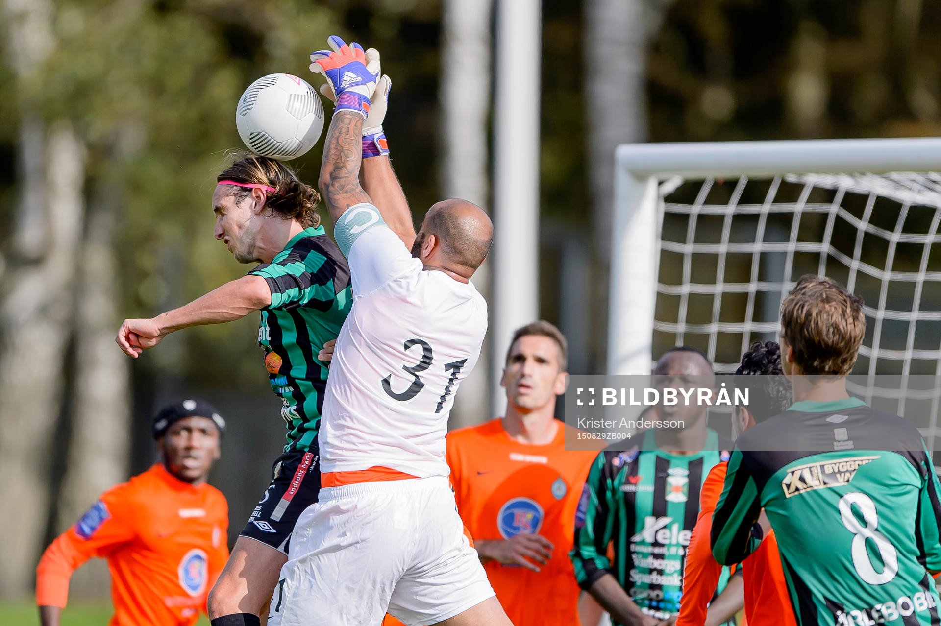 Varbergs David Johannesson i närkamp med Athletics målvakt Joshua Wicks under fotbollsmatchen i Superettan mellan Varberg och AFC United den 29 augusti 2015 i Varberg.