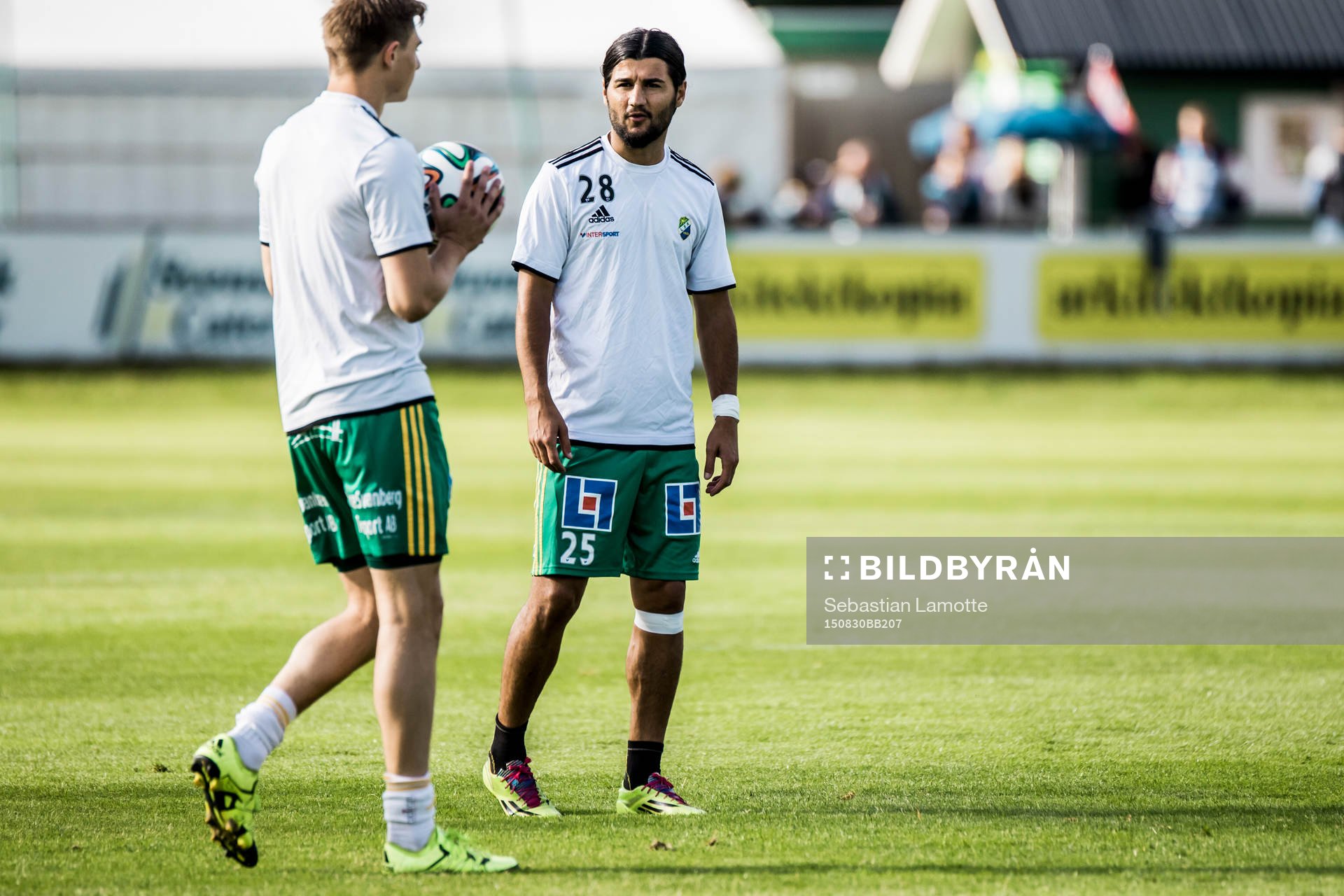 Ljungskiles Peiman Eliassi  värmer upp