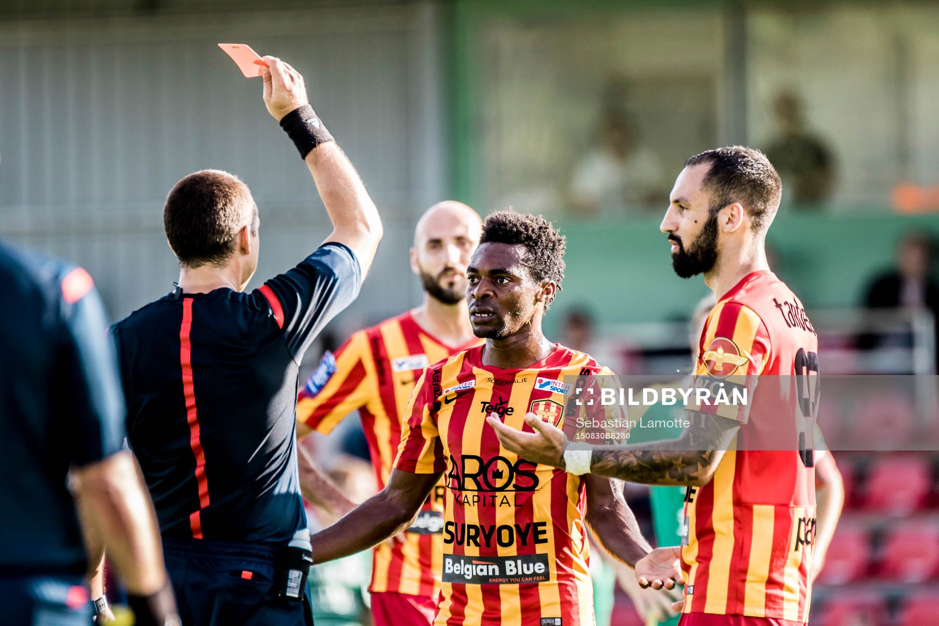 Syrianskas Success Chimankpa Nwosu får rött kort