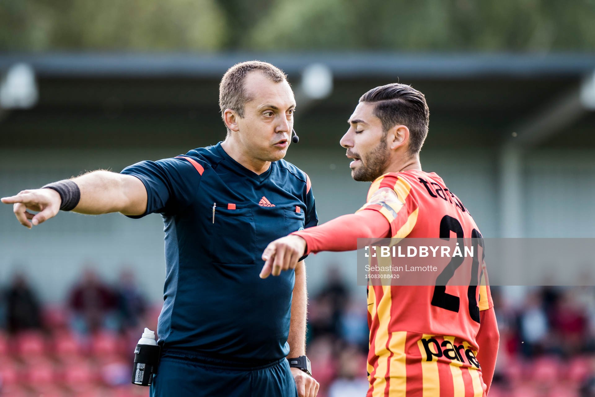 Domare Dragan Banjac pratar med Syrianskas Gabriel Somi