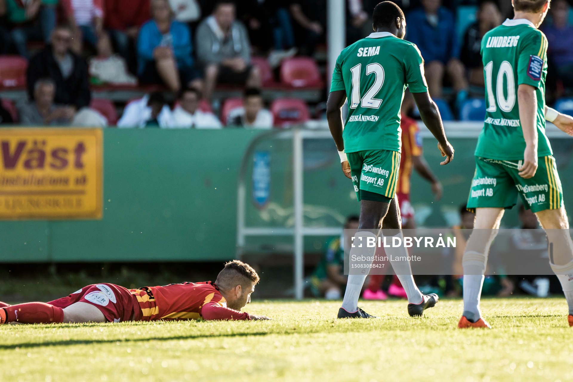 Syrianskas Daniel Bennassar Nilsson liggandes på marken