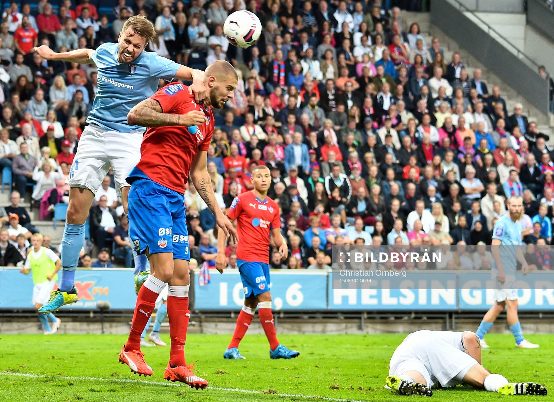 Malmö FFs Kari Arnason och Helsingborgs Robin Simovic. På