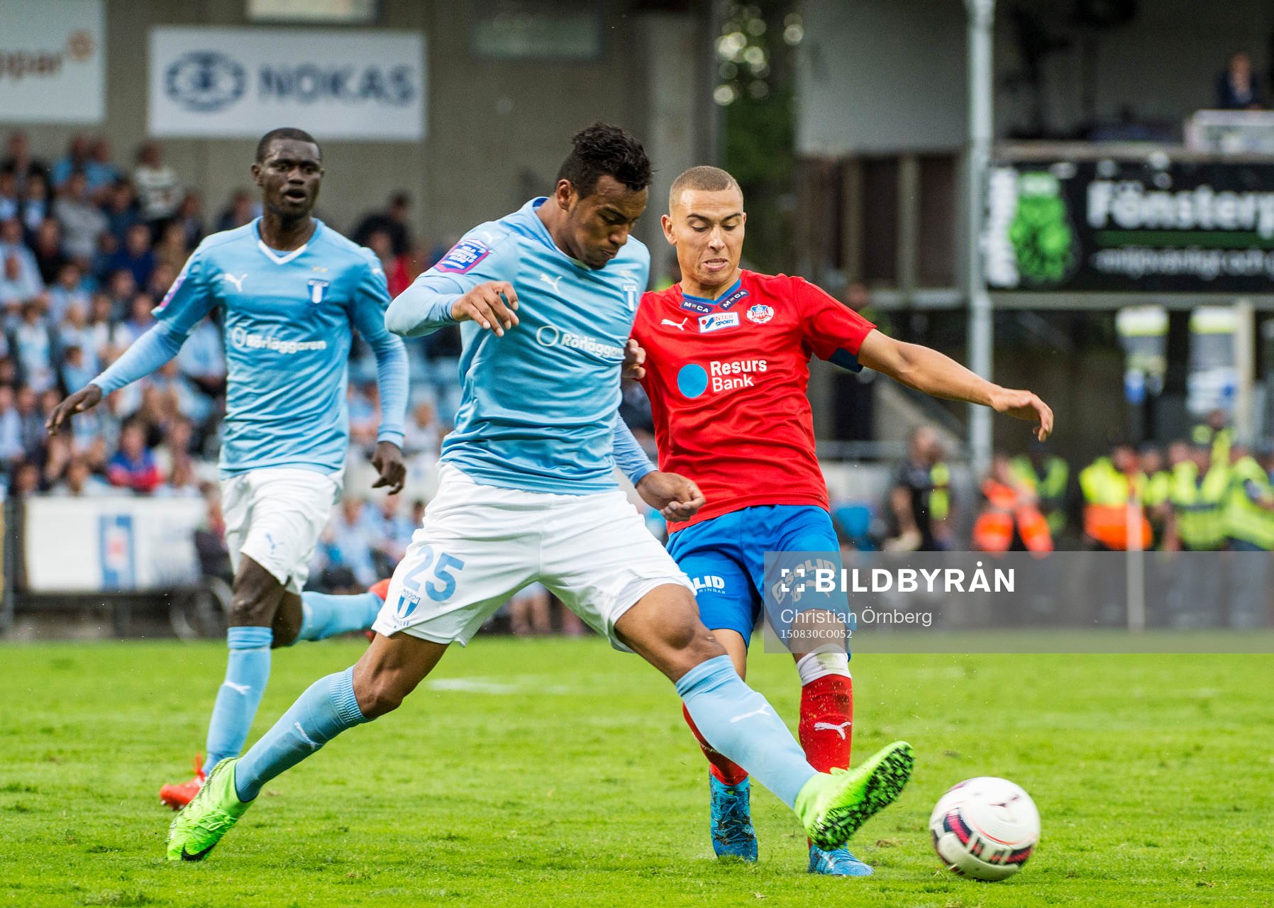 Malmö FFs Felipe Carvalho i närkamp mot Helsingborgs
