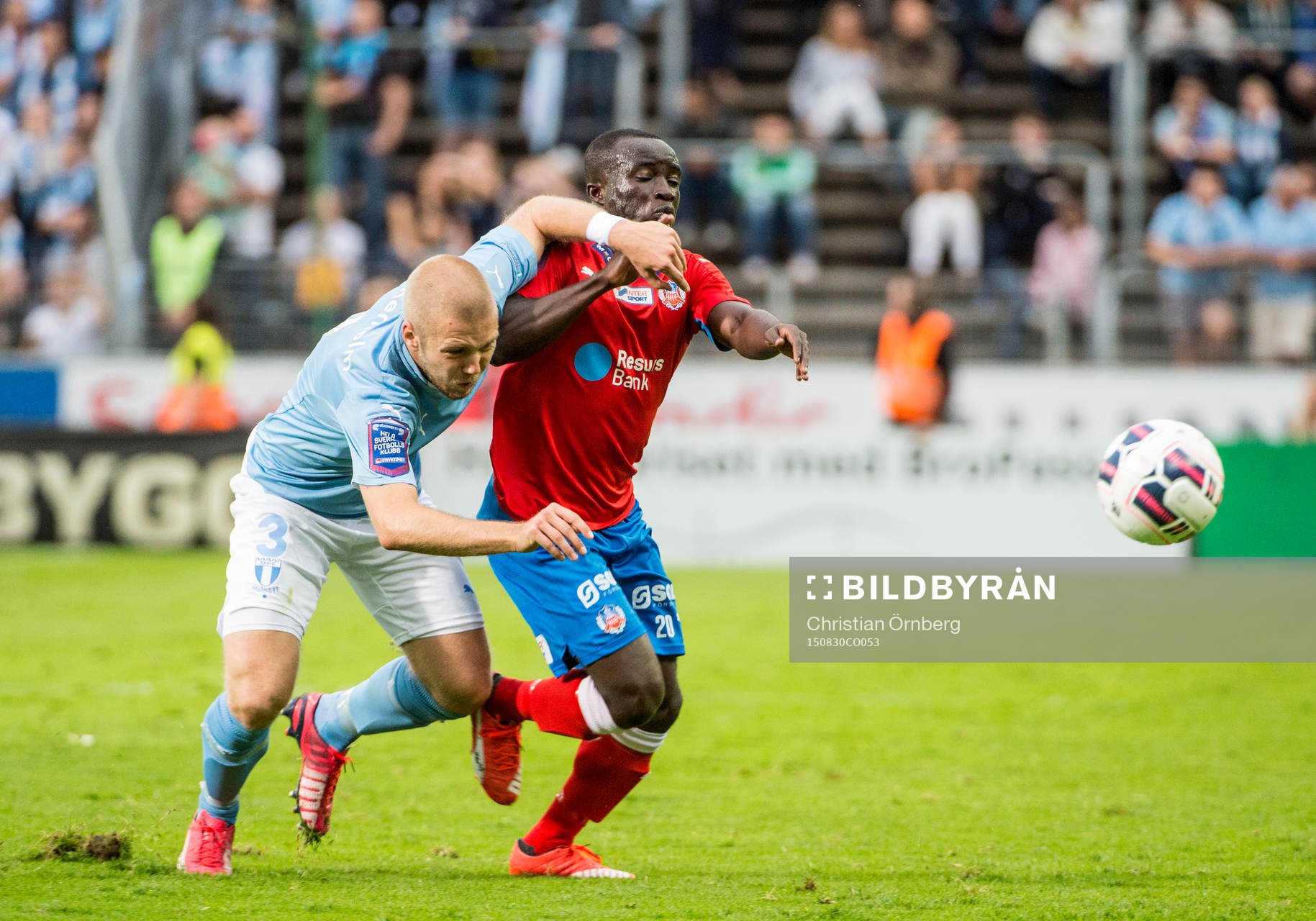Malmö FFs Anton Tinnerholm i närkam med Helsingborgs