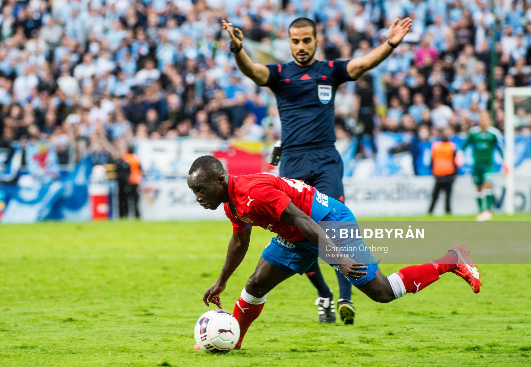 Helsingborgs Emmanuel Boateng och domaren Mohammed Al-Hakim under den allsvenska fotbollsmatchen mellan Helsingborg och Malmö FF den 30 augusti 2015 i Helsingborg.