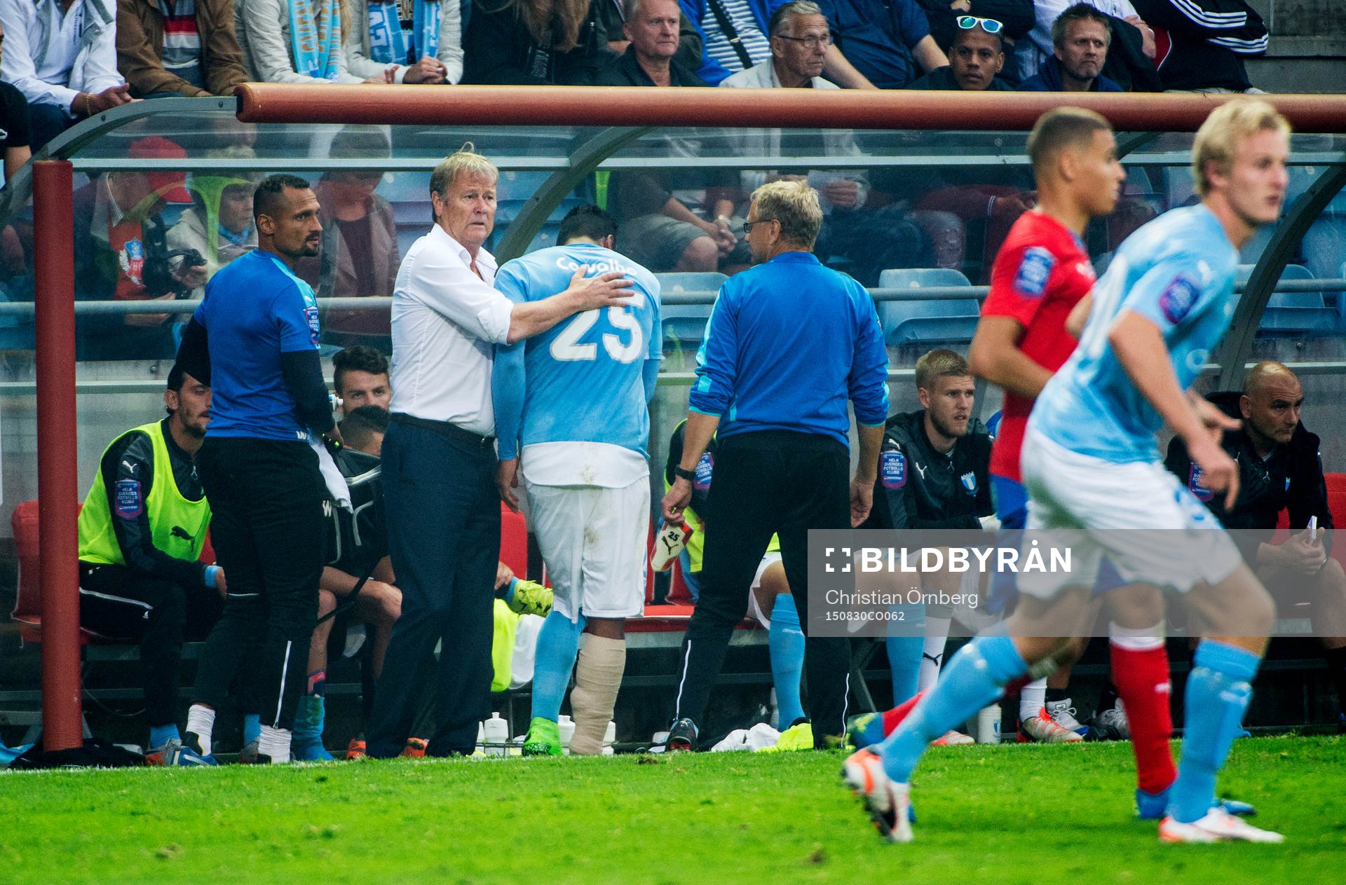 Malmö FFs tränare Åge Hareide klappar om Felipe Carvalho