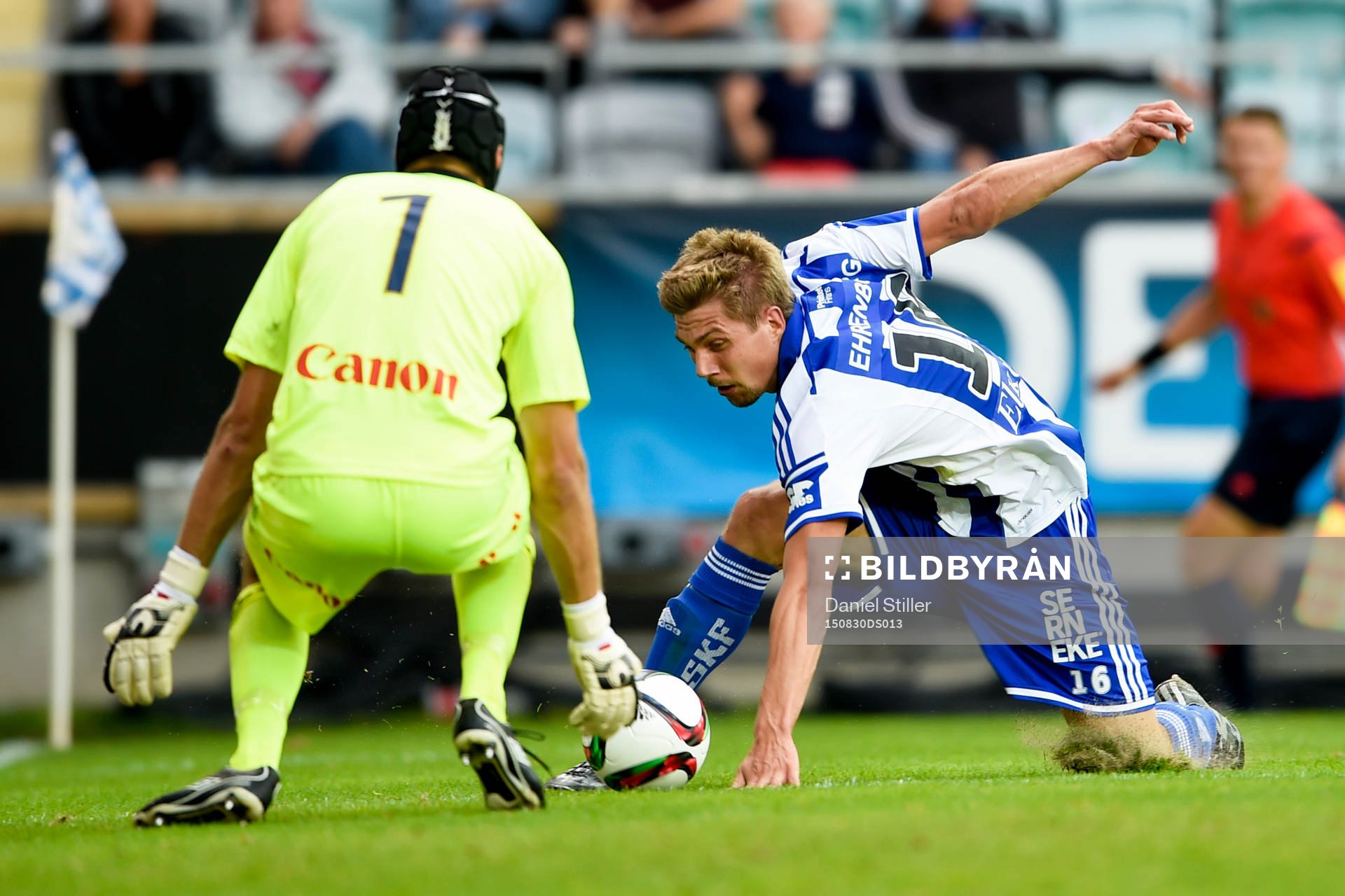 IFK Göteborgs Mikael Boman och Gefles målvakt Emil Hedvall