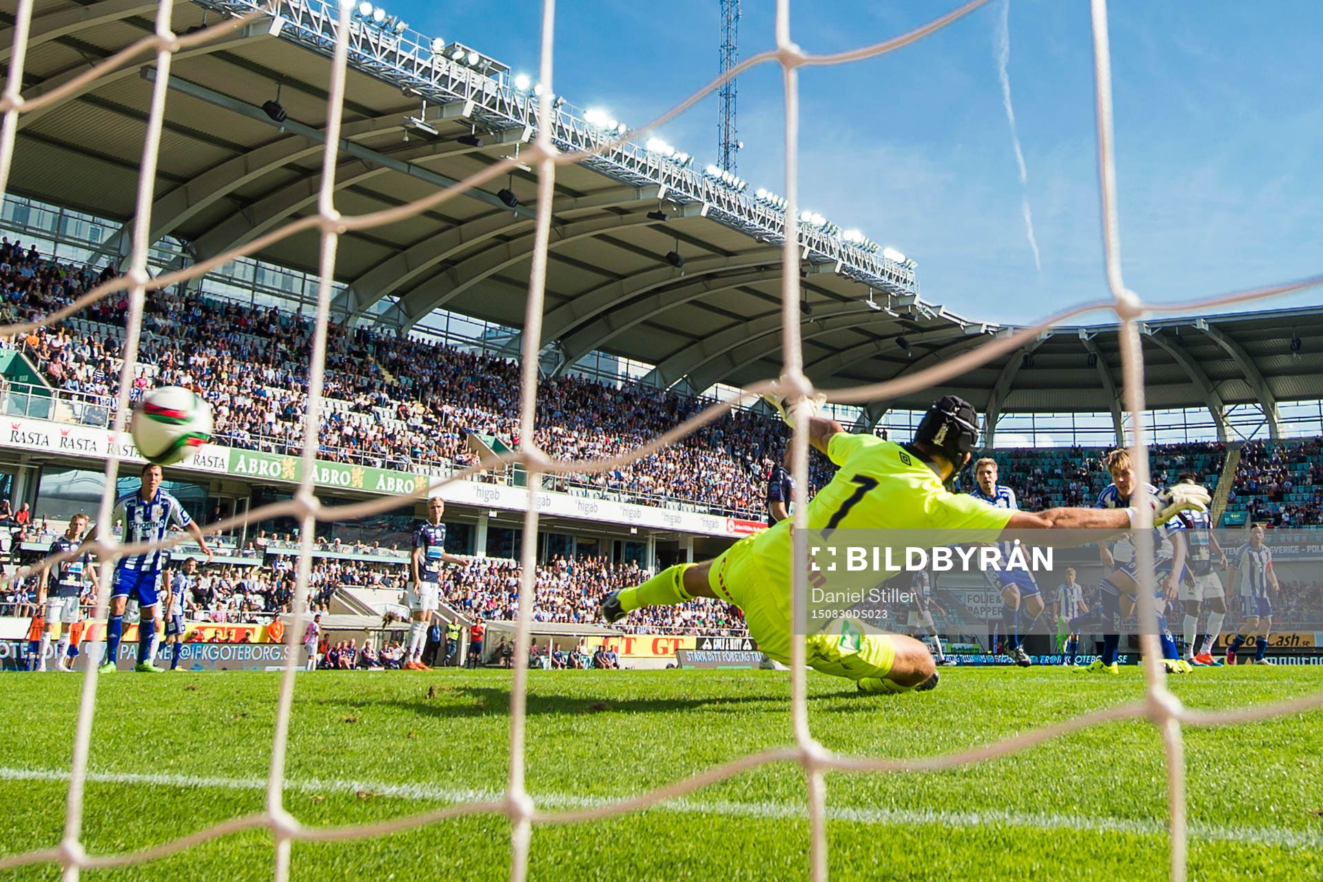 IFK Göteborgs Riku Riski gör 2-0 bakom Gefles målvakt