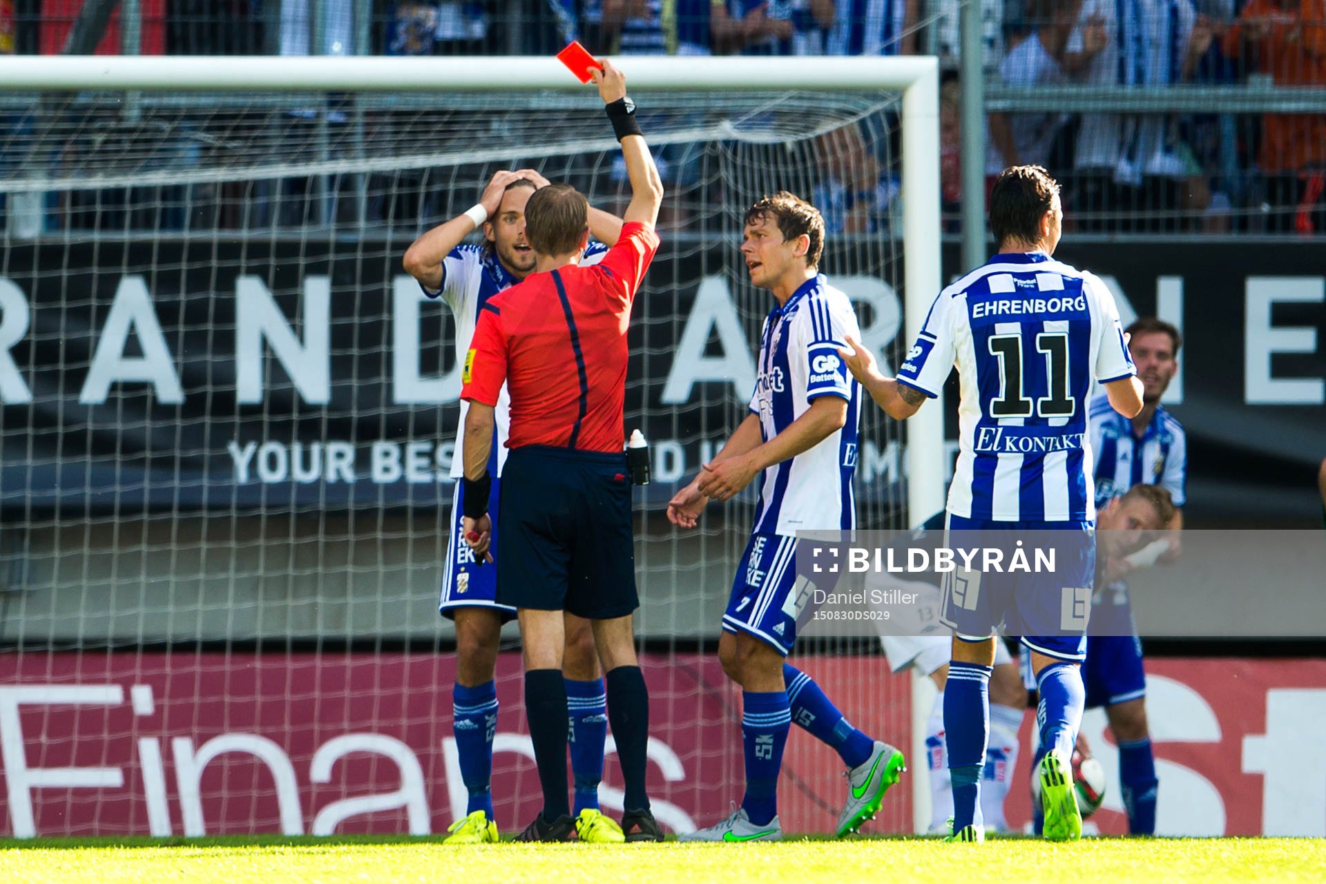 Domare Johan Hamling ger rött kort till IFK Göteborgs Tom