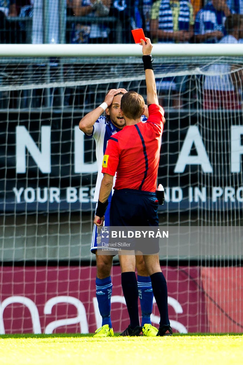 Domare Johan Hamlin ger rött kort till  Tom Pettersson