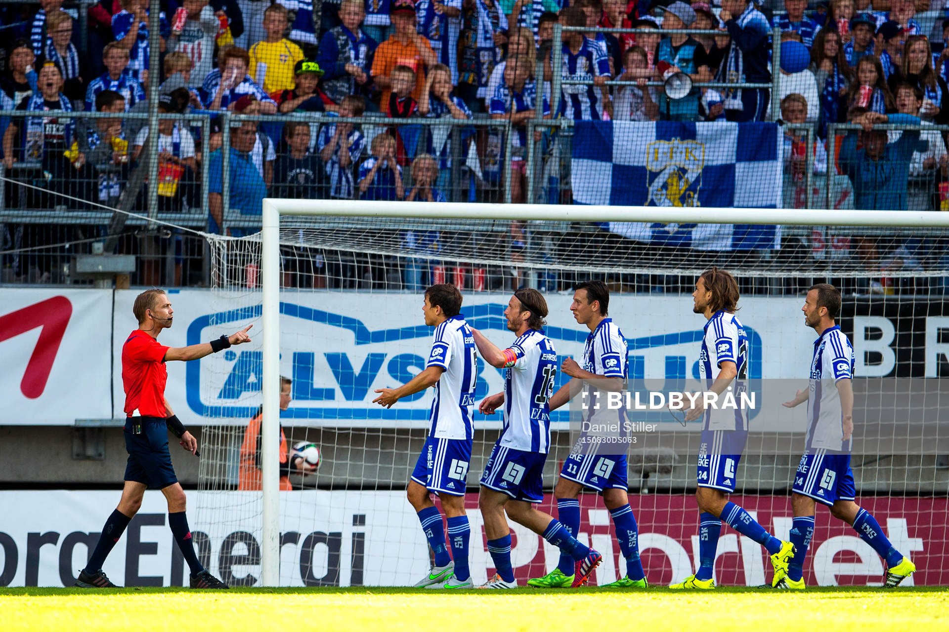 Domare Johan Hamlin försöker mota IFK Göteborgs spelare som protesterar mot Tom Petterssons röda kort under den allsvenska fotbollsmatchen mellan IFK Göteborg och Gefle den 30 augusti 2015 i Göteborg.