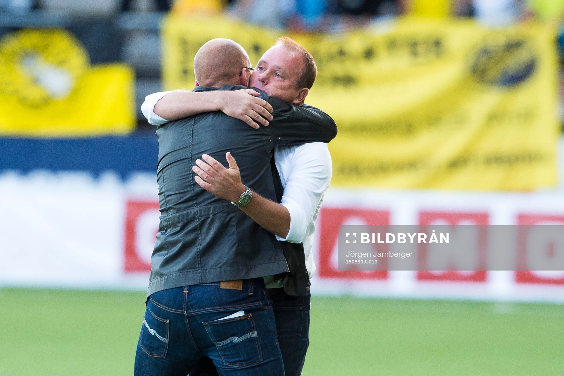 Sundsvalls tränare Joel Cedergren och Roger Franzén jublar efter seger under en fotbollsmatch i Allsvenskan mellan Elfsborg och Sundsvall den 30 augusti 2015 i Borås.