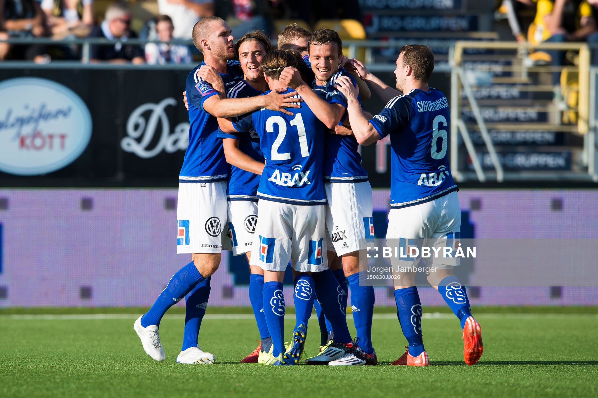 Sundsvalls Lars Gerson (skymd i bild) har gjort 0-2 och