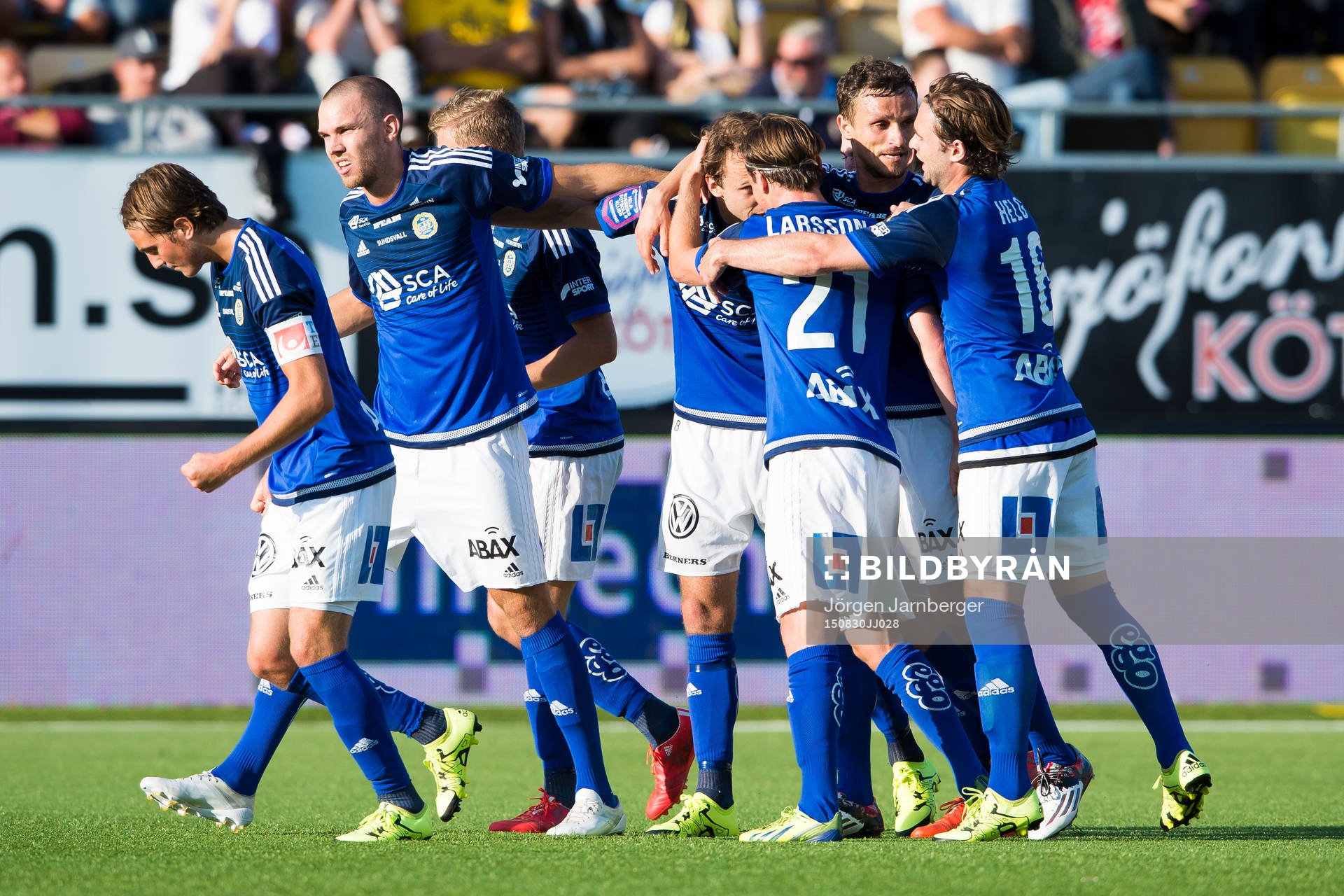 Sundsvalls Lars Gerson (mitt i bild) har gjort 0-2 och