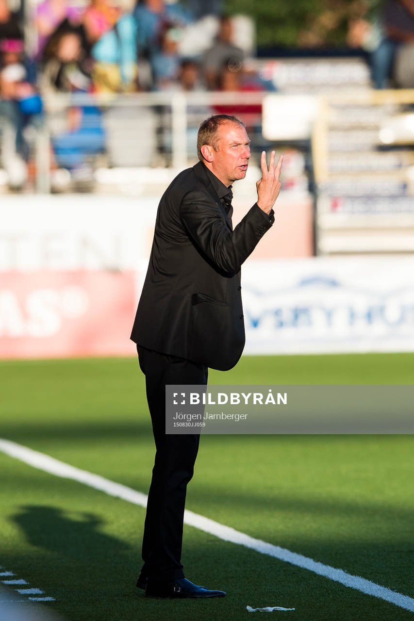 Elfsborgs manager Magnus Haglund ger instruktioner till