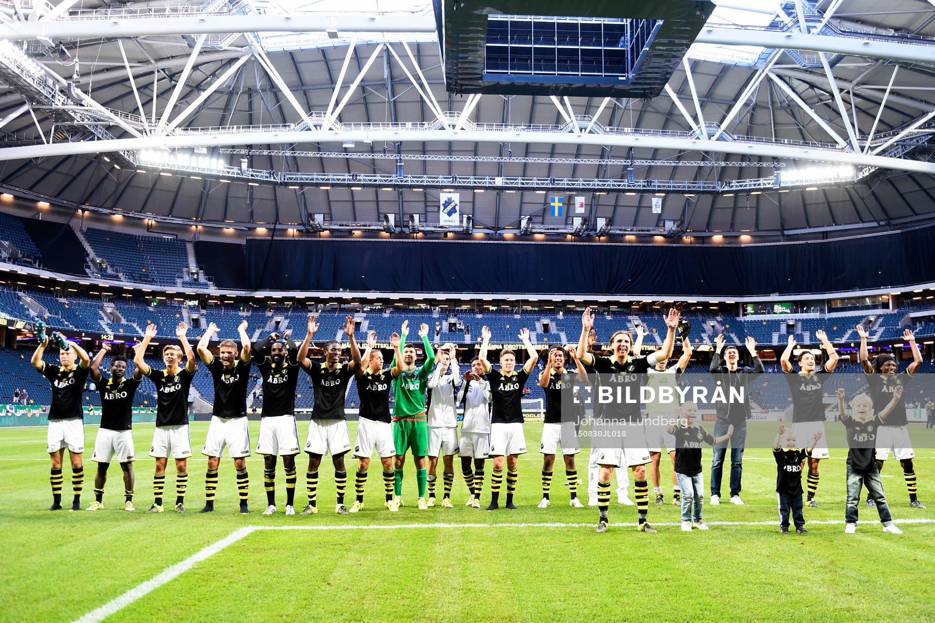 s Nils-Eric Johansson längst fram jublar