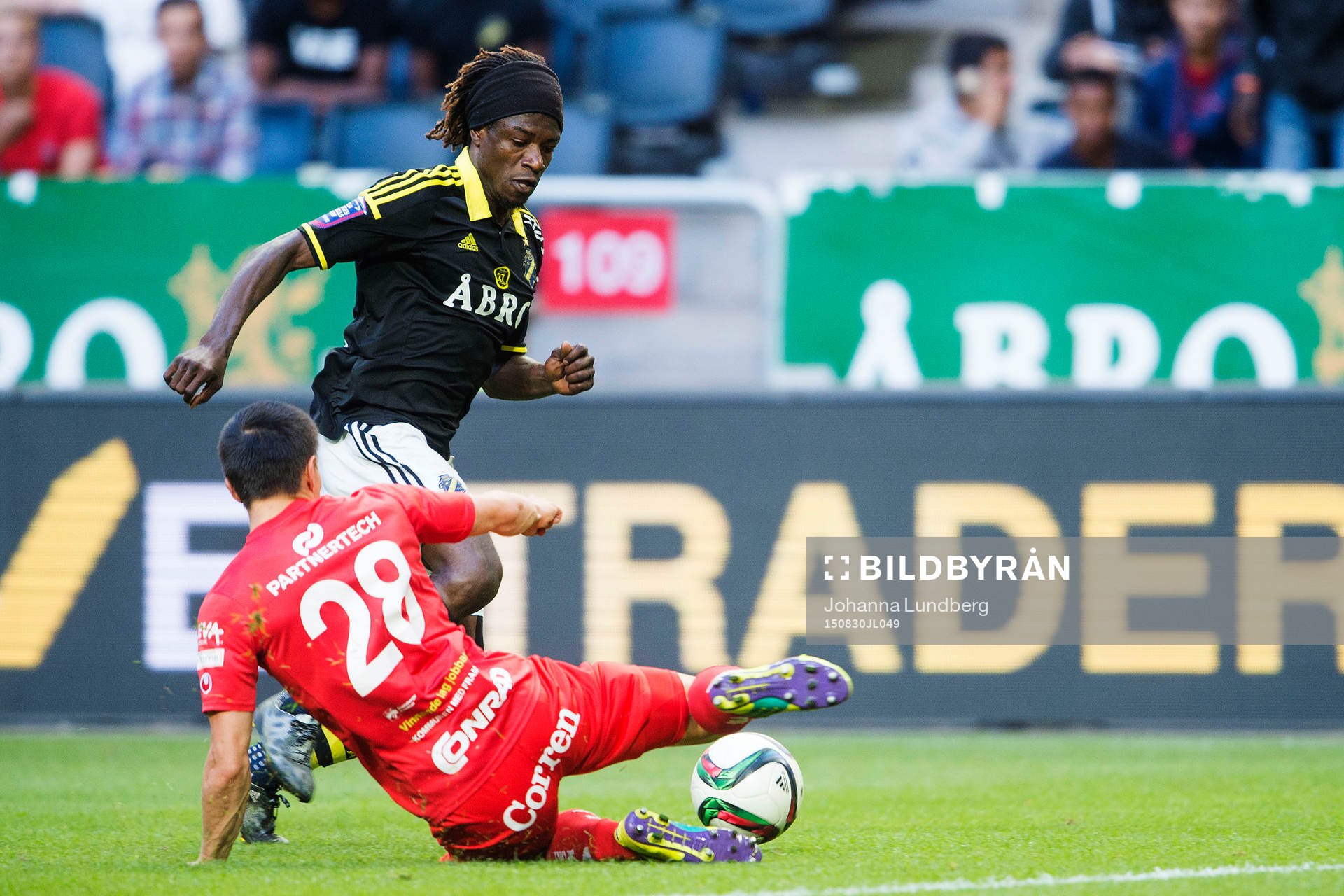 s Mohamed Bangura stoppas av Åtvidabergs Sebastian Ramhorn