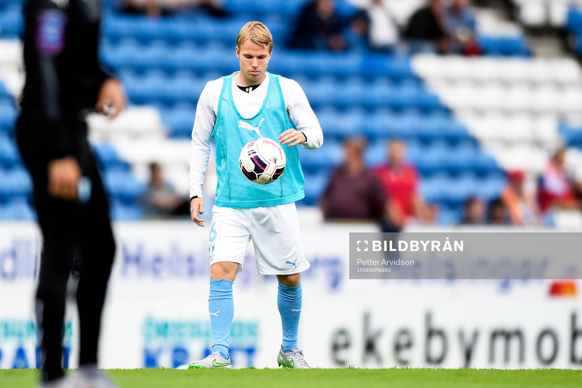 Malmö FFs Oscar Lewicki värmer upp
