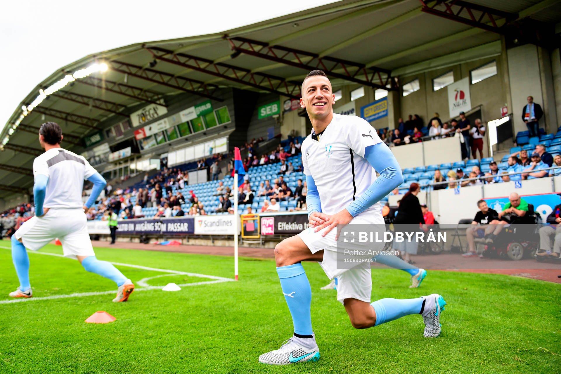 Malmö FFs Nikola Djurjic värmer upp