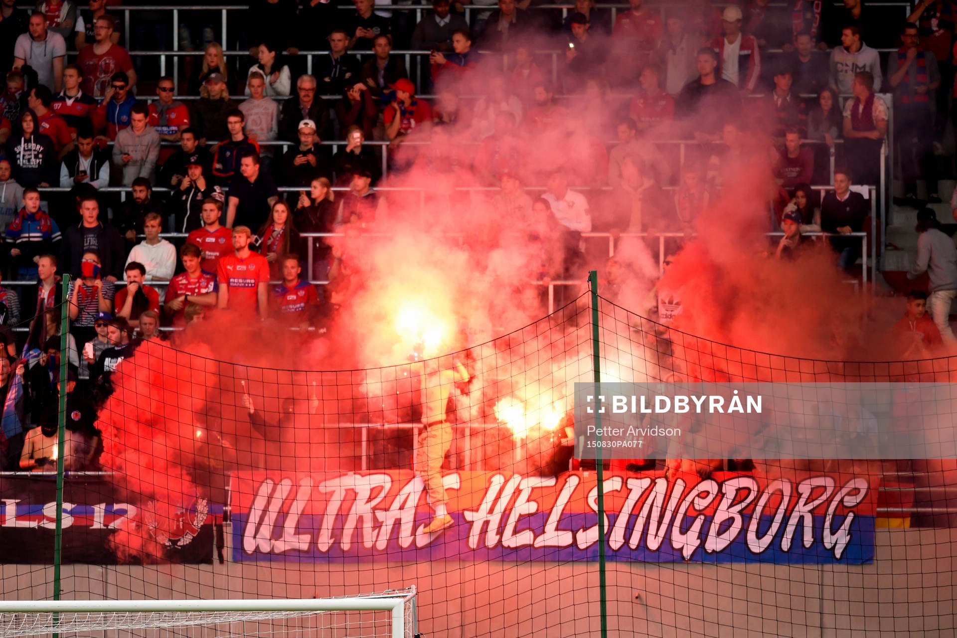 Helsingborgs supportrar bränner bengaler