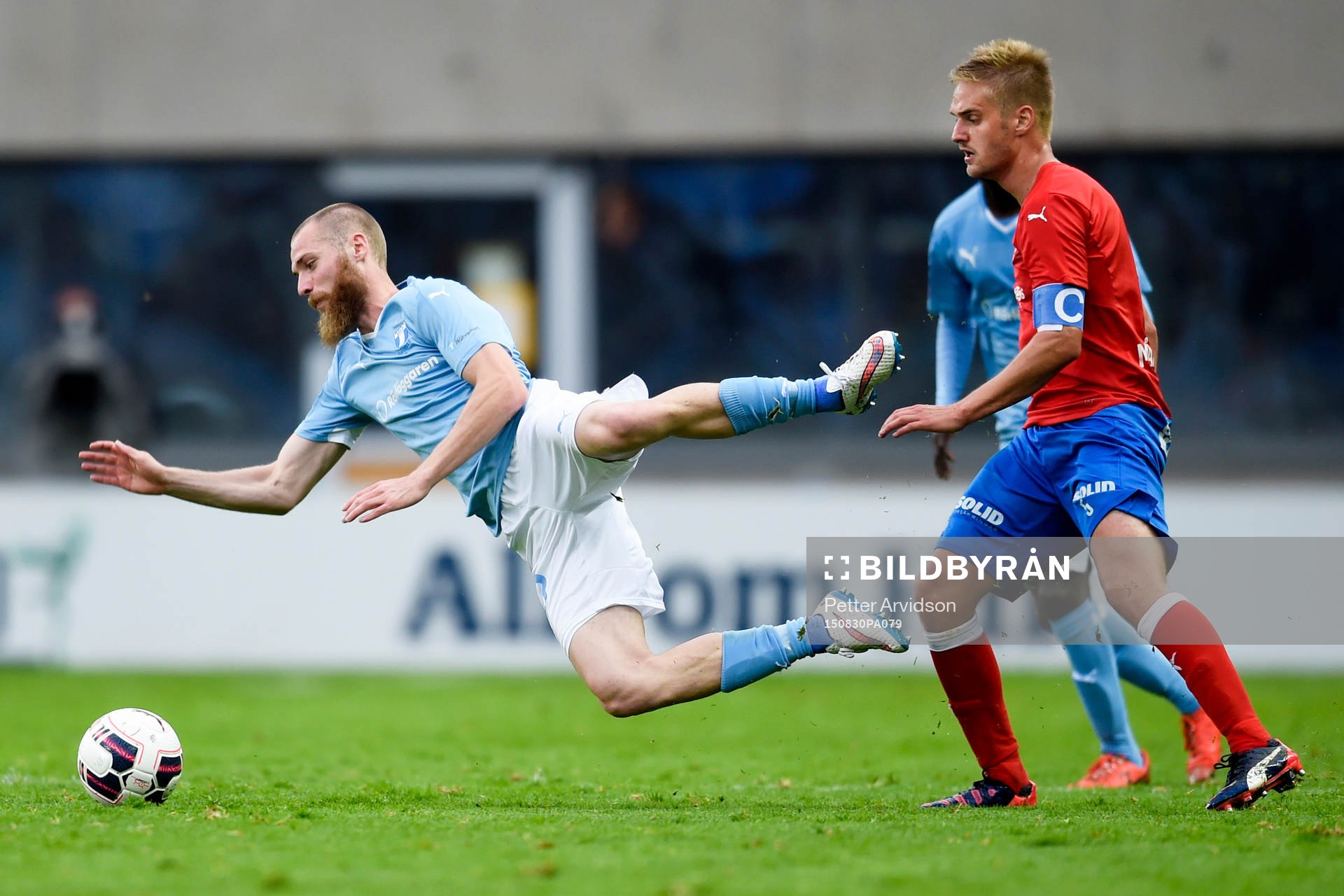 Malmö FFs Jo Inge Berget kapas av Helsingborgs David Accam