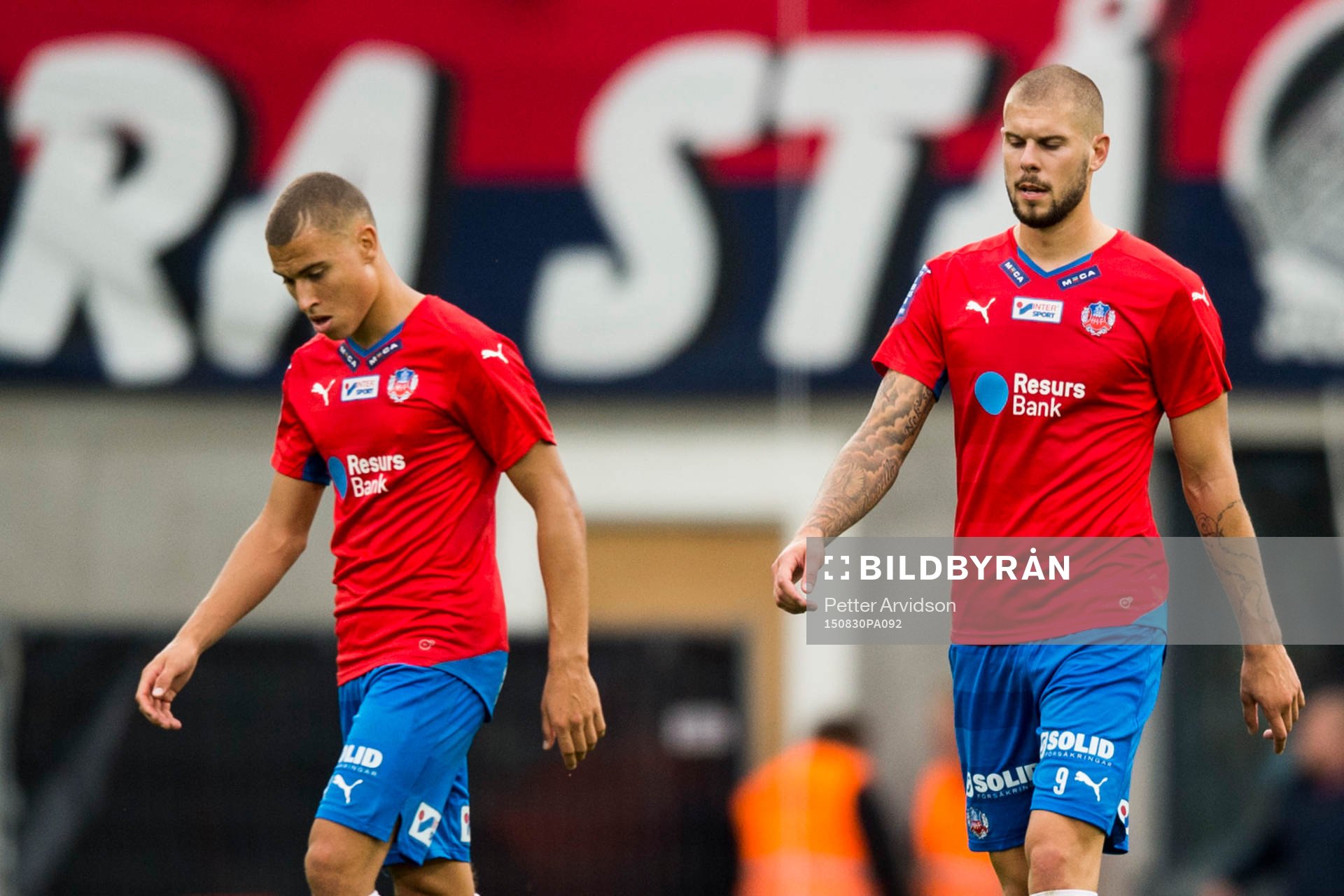 Helsingborgs Jordan Larsson och Robin Simovic deppar