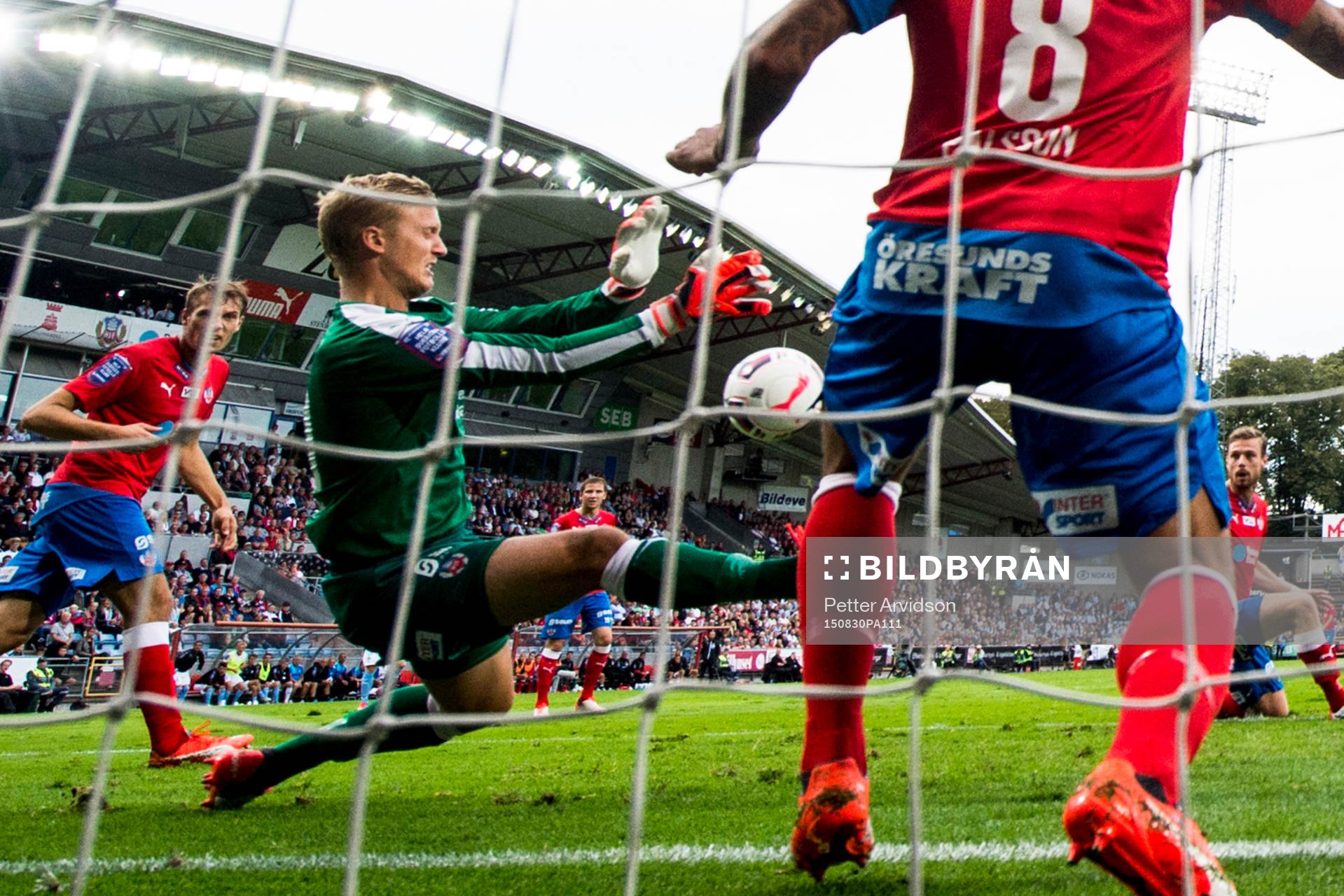 Helsingborgs målvakt Pär Hansson gör en räddning