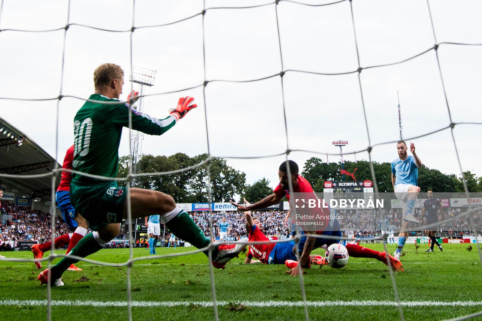 Malmö FFs Jo Inge Berget (th) skjuter in 0-1 bakom