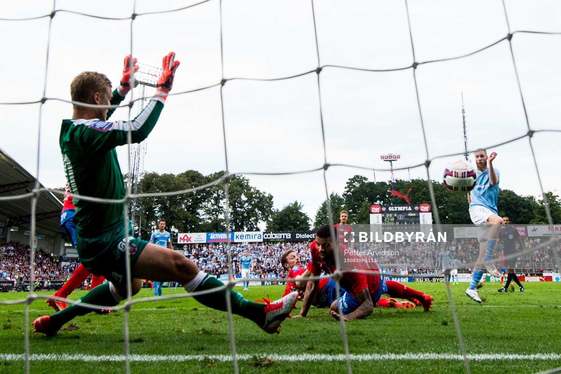Malmö FFs Jo Inge Berget (th) skjuter in 0-1 bakom