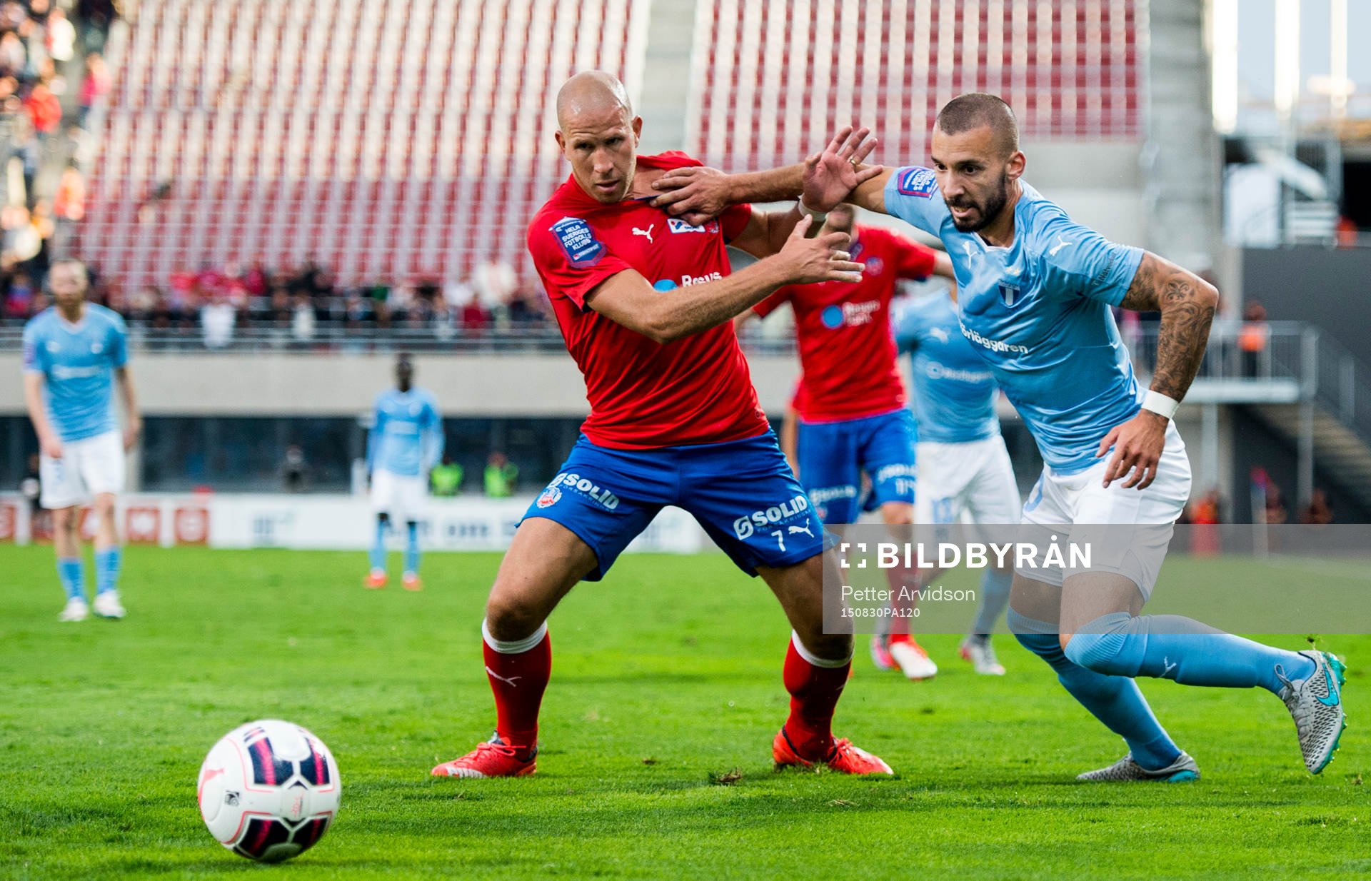 Helsingborgs Mattias Lindström i kamp med Malmö FFs Guillermo Molins under den allsvenska fotbollsmatchen mellan Helsingborg och Malmö FF den 30 augusti 2015 i Helsingborg.