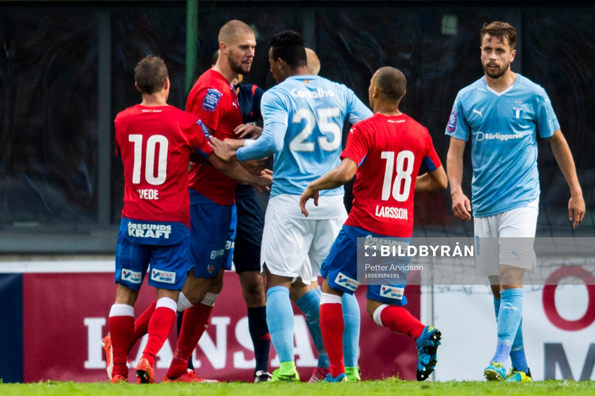Irriterat mellan Helsingborgs Robin Simovic och Malmö FFs
