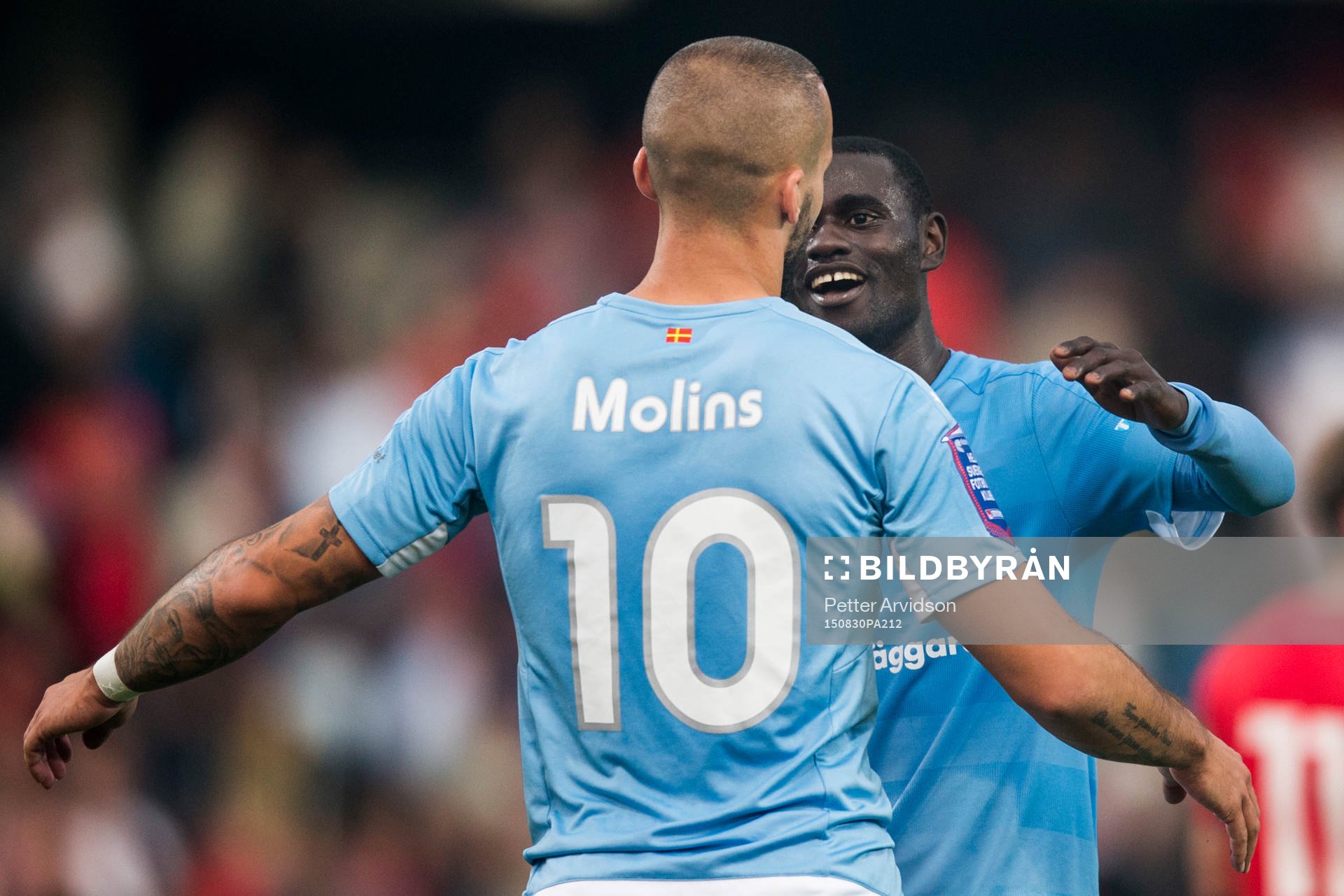 Malmö FFs Guillermo Molins kramas om av Enock Kofi Adu efter den allsvenska fotbollsmatchen mellan Helsingborg och Malmö FF den 30 augusti 2015 i Helsingborg.