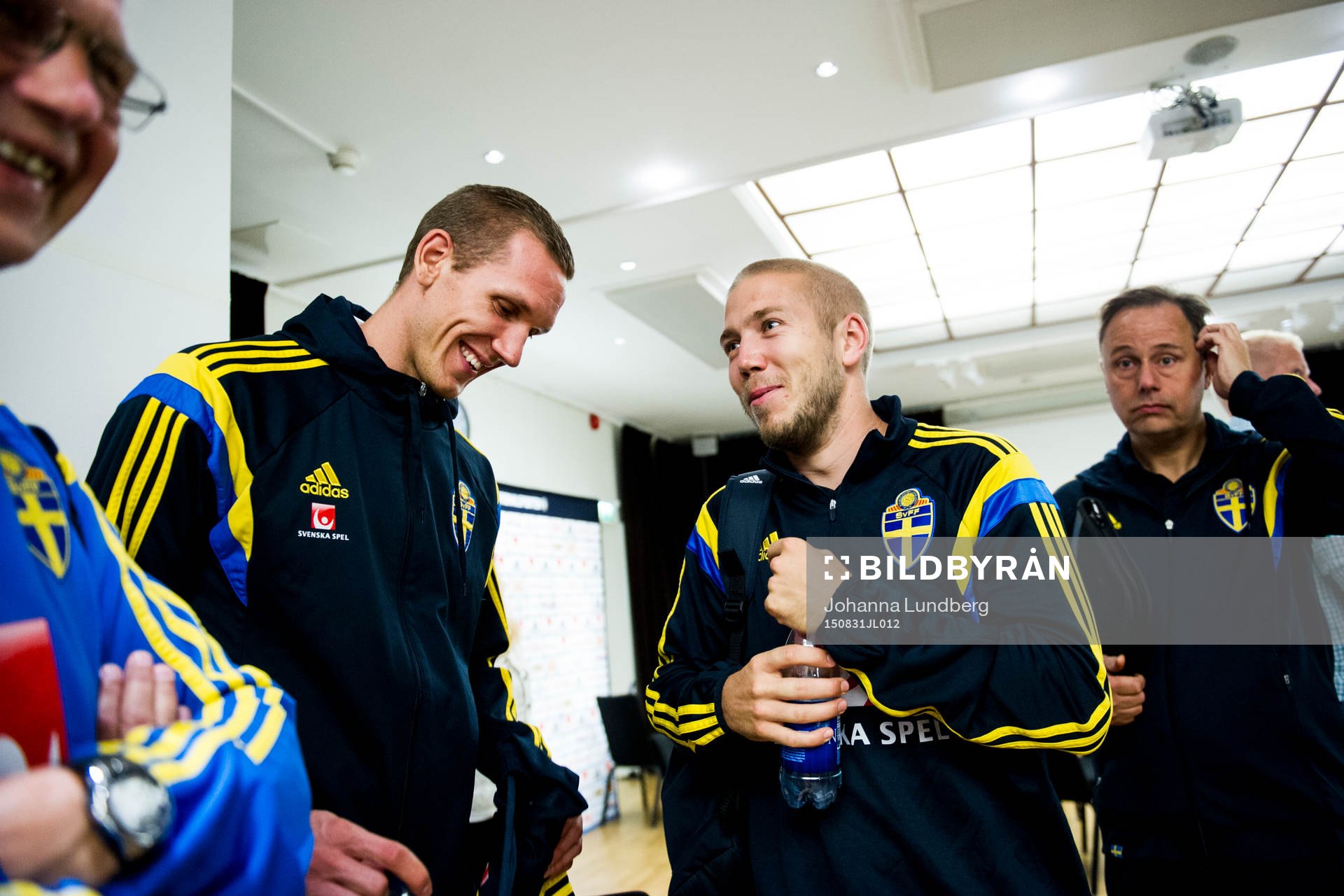 Sveriges målvakt Robin Olsen och Anton Tinnerholm i mixade