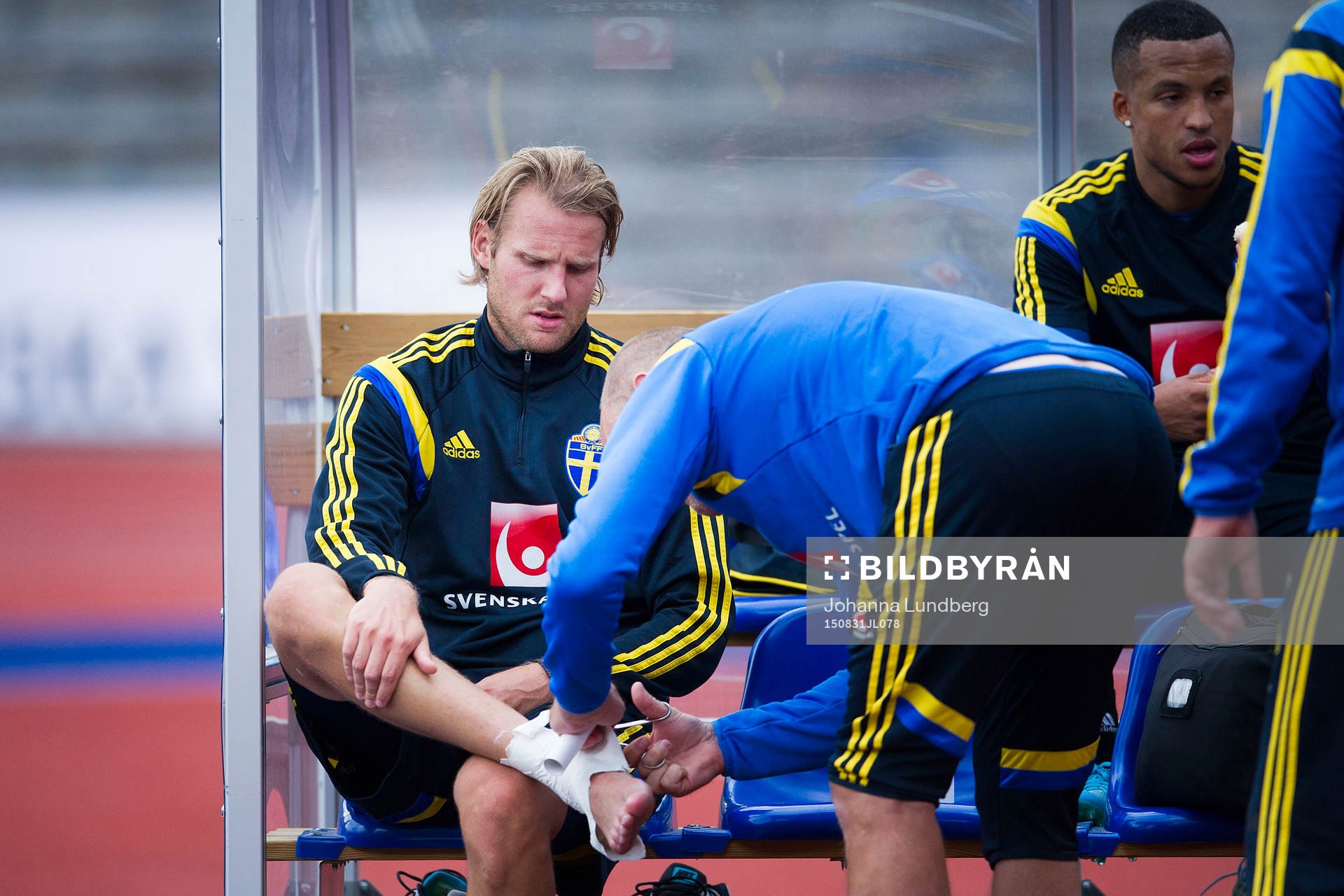 Ola Toivonen får hjälp med tejpen på sin fot